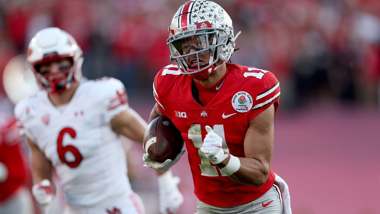 
                <strong>Jaxon Smith-Njigba (Wide Receiver, Ohio State)</strong><br>
                Kein Chris Olave, kein Garrett Wilson - Jaxon Smith-Njigba war mit 1.606 Receiving Yards, 19,6 Yards pro Reception und 123,5 Receiving Yards pro Spiel der effektivste Passempfänger der Buckeyes in der abgelaufenen Saison. Es ist vor allem das Gesamtpaket aus feinem Route Running, hoher Beweglichkeit und schneller Fußarbeit, was den 20-Jährigen so attraktiv macht. Dazu kommen sein guter Instinkt und seine sicheren Hände. Alles in allem ergibt er einen starken Slot-Receiver, der dank seiner Körperkontrolle aber auch an den Seitenlinien seine Momente haben kann - und das, ohne in puncto Explosivität und High-End-Speed zur Elite zu gehören.
              