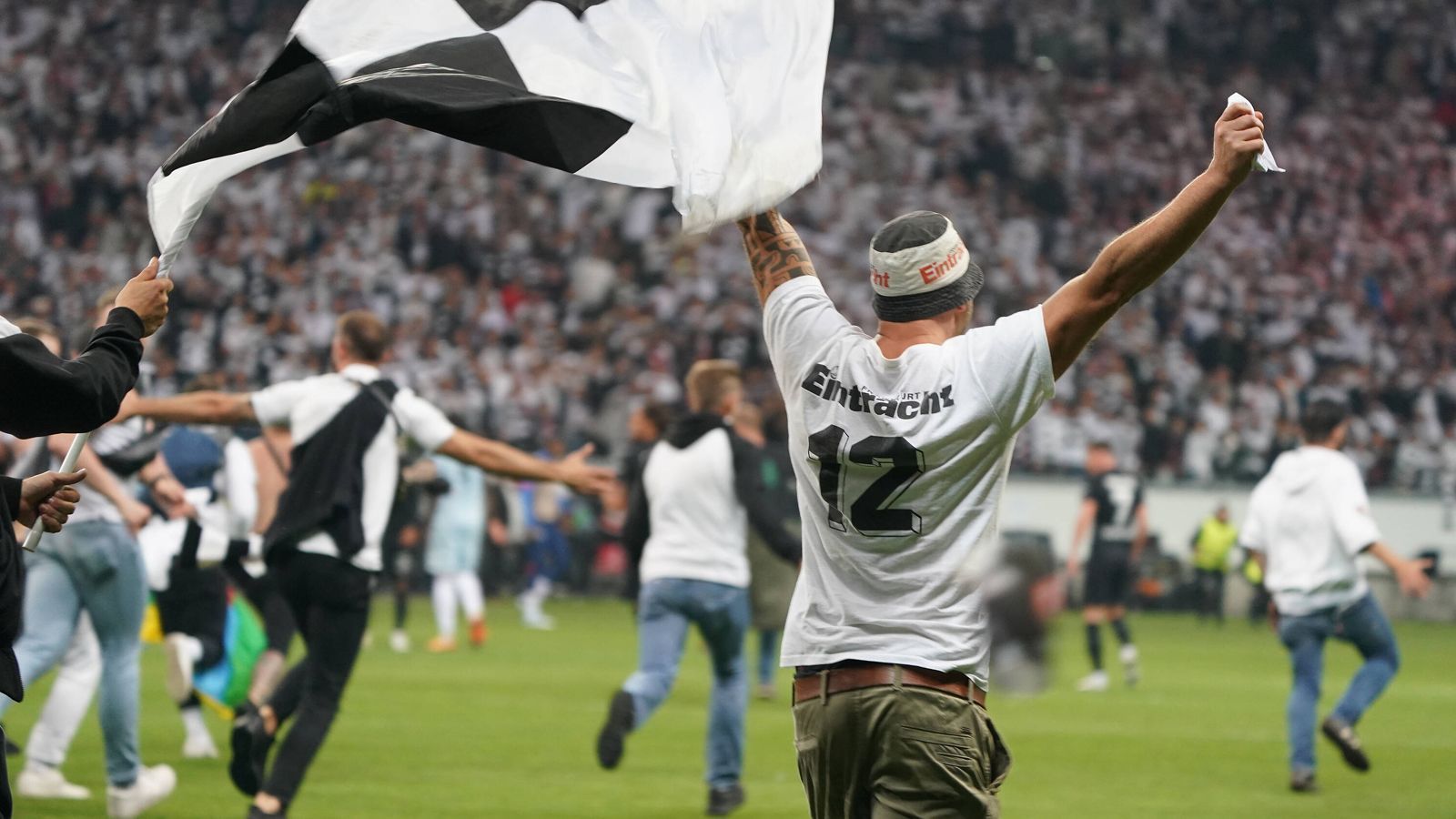 
                <strong>Platzsturm in Frankfurt: SGE-Fans gehen nach Finaleinzug gegen West Ham United steil</strong><br>
                
              