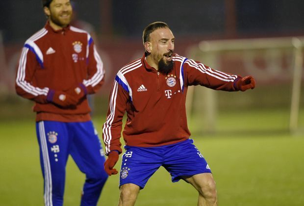 
                <strong>So nicht, mon Ami!</strong><br>
                Er scherzt, er lacht, er schreit über den Trainingsplatz - wie ein kleiner Junge.
              