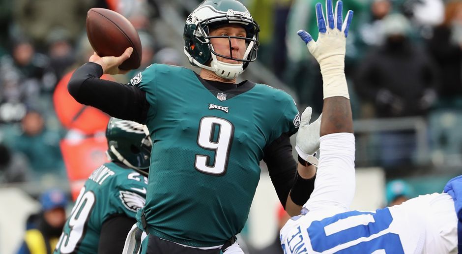 
                <strong>12. Nick Foles (Philadelphia Eagles)</strong><br>
                56,4 Prozent Completion Rate, im Schnitt 5,32 Yards pro Passversuch, schlechter war keiner der Playoff-Quarterbacks 2017. Noch dazu tritt Foles das schwere Erbe des verletzten Carson Wentz an, der eine überragende Saison gespielt hat. Viel Zeit zum Akklimatisieren und Kennenlernen der Offensive hatte Foles zuletzt nicht. Der 28-Jährige ist sicher nicht der schlechteste Backup-Quarterback der NFL. Doch mit ihm als Starter haben die Eagles ihre derzeit wohl größte Schwäche ausgerechnet auf der wichtigsten Position.
              