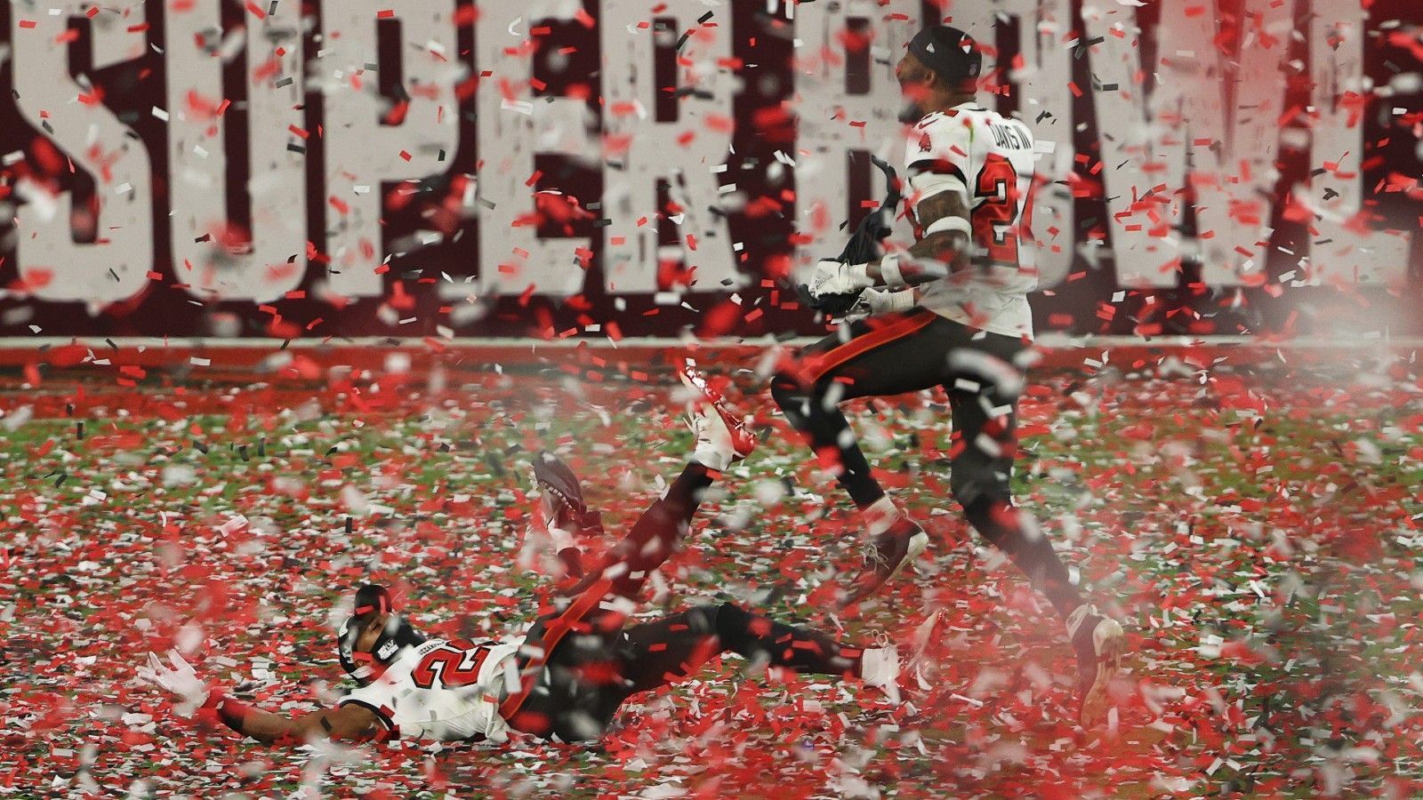 
                <strong>Starke Quoten für ProSieben</strong><br>
                Grund zur Freude gab es nach dem Super Bowl aber nicht nur in Tampa. Auch für ProSieben verlief der Sonntag meisterhaft. Im Schnitt erzielte die Liveübertragung des ersten Teils des Spiels (bis 3 Uhr) hervorragende 56 Prozent Marktanteil bei den 14- bis 49-Jährigen. Ein neuer Rekord! Im Vergleich zu 2020 ist das eine Steigerung von 18,1 Prozent. Und auch die Vorberichterstattung ab 22.37 Uhr erzielte sehr gute 25,5 Prozent Marktanteil.
              