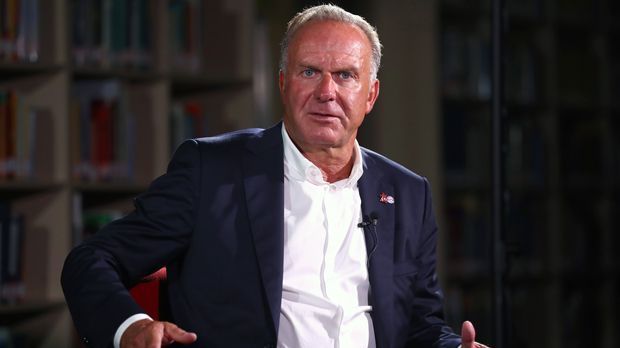 
                <strong>Platz 2 - Karl-Heinz Rummenigge</strong><br>
                Der Ex-Profi Karl-Heinz Rummenigge ist einerseits Vorstandsvorsitzender des FC Bayern München. Nebenher ist er aber auch noch erster Vorsitzender der European Club Association (ECA), einer unabhängigen Interessenvertretung der europäischen Vereine.
              