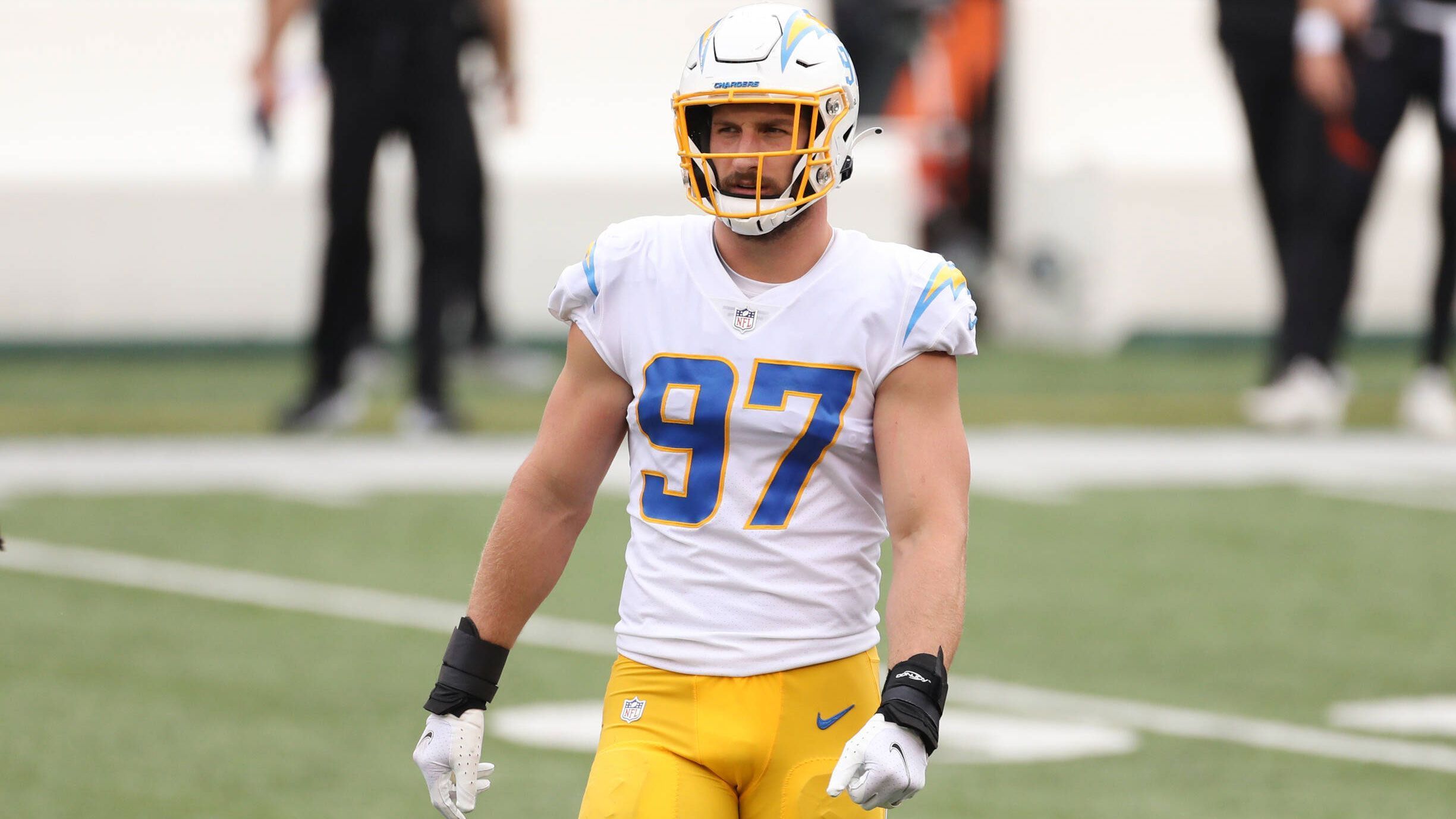 
                <strong>Defensive End: Joey Bosa (Los Angeles Chargers)</strong><br>
                Defensive End Joey Bosa verdient bei den Los Angeles Chargers 27 Millionen US-Dollar im Jahr. Sein 2020 unterschriebener Vertrag läuft über fünf Jahre und bringt ihm insgesamt 135 Millionen US-Dollar ein.
              