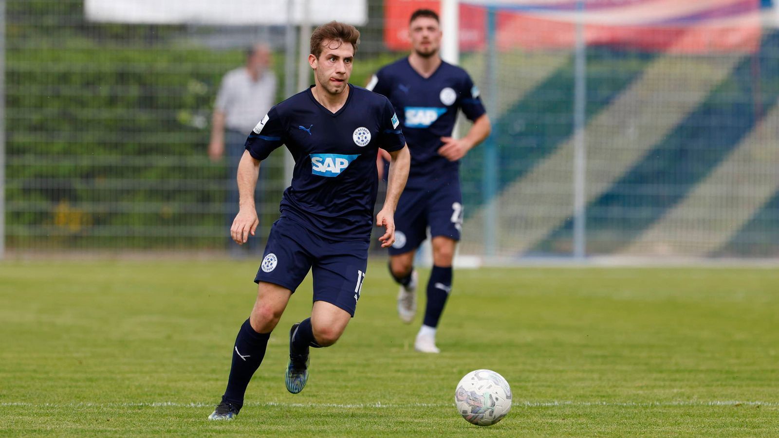 
                <strong>Baden: FC Astoria Walldorf</strong><br>
                Im Landespokal Baden hat sich Regionalligist Astoria Walldorf wie erwartet durchgesetzt. Gegen den Oberligisten aus Pforzheim siegte der Favorit mit 2:0. Für das Team von Trainer Matthias Born ist es nach 2014 und 2016 die dritte Teilnahme am DFB-Pokal.
              