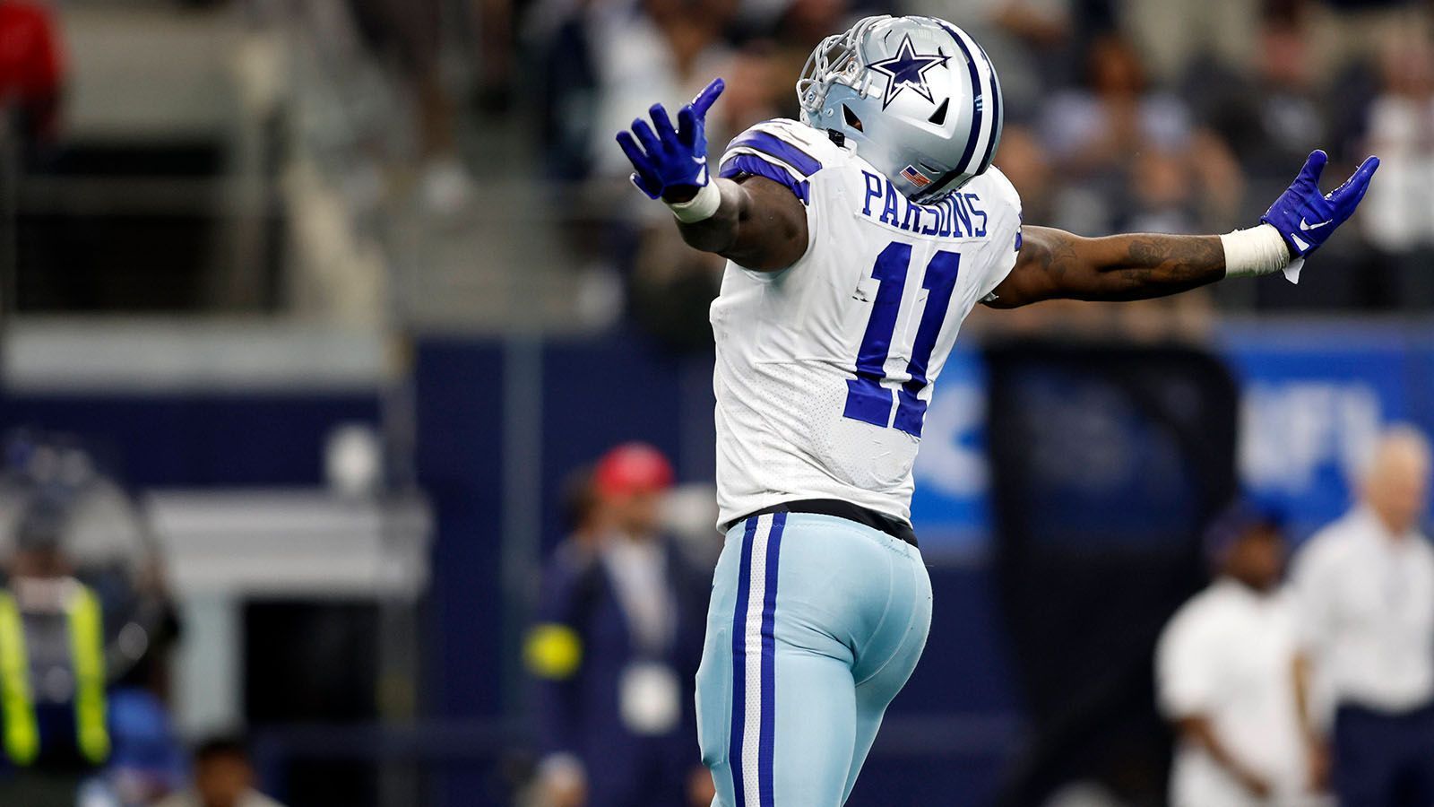 
                <strong>Defensive Player of the Year: Micah Parsons</strong><br>
                26 Tackles, sechs Sacks und ein Forced Fumble nach sechs Spielen. Micah Parsons ist bisher der dominanteste Defensivspieler der Liga und der Grund, warum die Dallas Cowboys mit Cooper Rush als Starter vier Spiele gewinnen konnten. Nur ein Jahr, nachdem Parsons zum "Defensive Rookie of the Year" gewählt wurde, scheint der 23-Jährige auf dem besten Wege zur nächsten Auszeichnung. Übrigens: Für seine Sacks braucht er im Schnitt nur 2,19 Sekunden. Bestwert in der Liga. Natürlich.
              