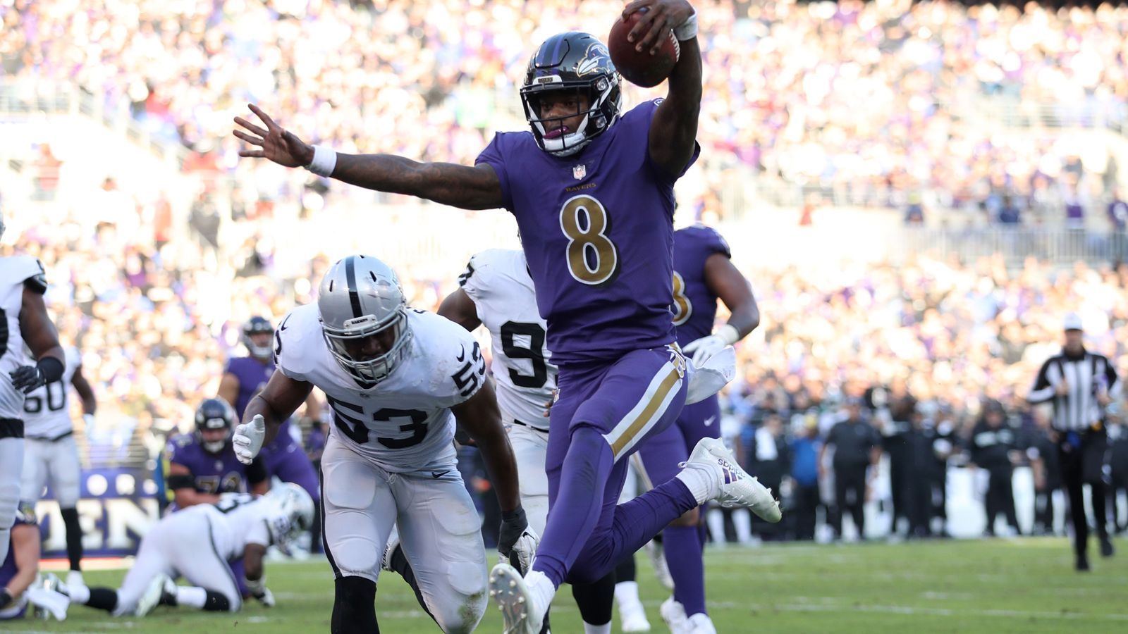 
                <strong>8. Baltimore Ravens 2019</strong><br>
                Kaum eine Offense dominierte so das Laufspiel wie die Baltimore Ravens in der Saison 2019. Die Ravens erliefen im Schnitt 206 Yards pro Spiel und erzielten rund 33 Punkte in jeder Partie. Quarterback Lamar Jackson führte die NFL mit 39 Passing Touchdowns an und stellte nebenbei mit 1.206 Yards einen neuen NFL-Rekord für Rushing Yards eines Quarterbacks in einer Saison auf. Völlig verdient wurde Jackson für diese Leistungen mit dem MVP-Award ausgezeichnet. Letzten Endes konnten sich die Ravens für ihre hervorrragend Saison nicht belohnen, in der Divisional Round verlor Baltimore gegen die Tennessee Titans.
              