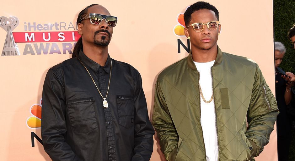 
                <strong>Snoop Dogg mit seinem Sohn Cordell Broadus</strong><br>
                Snoop Doggs absoluter Lieblingsspieler ist allerdings ohne Frage sein Sohn Cordell Bradus (r.). Er spielt ab Sommer College-Football für die UCLA und ihm wird durchaus großes Talent nachgesagt - ob er in Zukunft in der NFL landen wird?
              