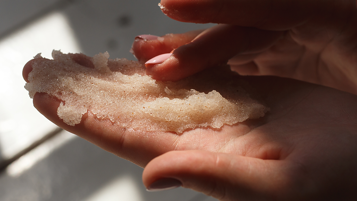 Ein Peeling für die Hände – ja, richtig gehört! Bereitet eure Hände mit einem Handpeeling und einem lauwarmen Wasserbad für die Maniküre vor. 