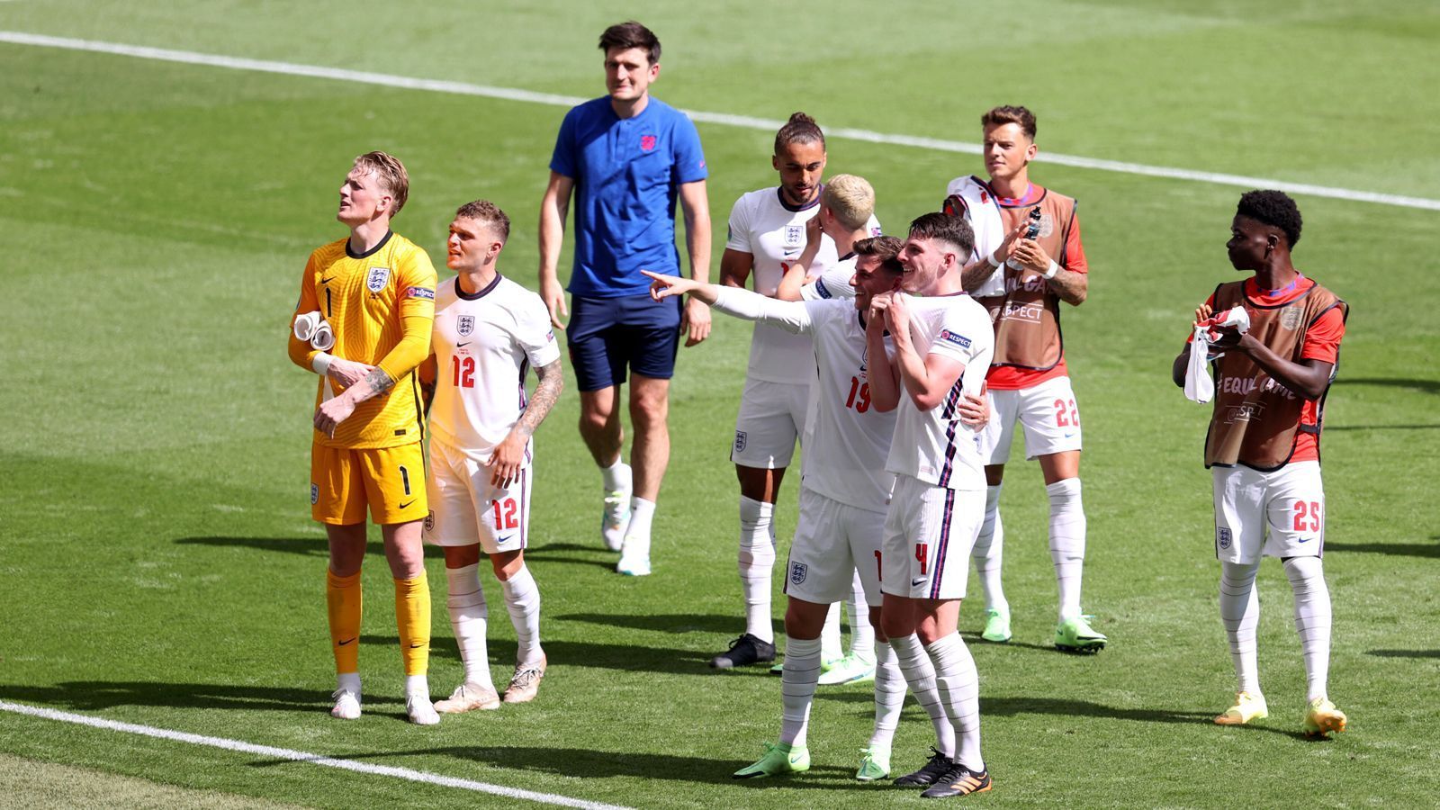 
                <strong>England feiert Auftaktsieg</strong><br>
                "Ende gut, alles gut". So lautete das Motto bei den Engländern nach dem Auftakt-Erfolg bei der EM-Endrunde. Coach Gareth Southgate dürfte auch ein Stein vom Herzen gefallen sein, schließlich verzichtete er offiziell aus Leistungsgründen überraschend auf Dortmunds Jadon Sancho. Bei einem Fehlstart in die EM-Endrunde, hätte Southgate diese doch überraschende Personalentscheidung ziemlich sicher viel Kritik in den britischen Medien eingebracht. 
              