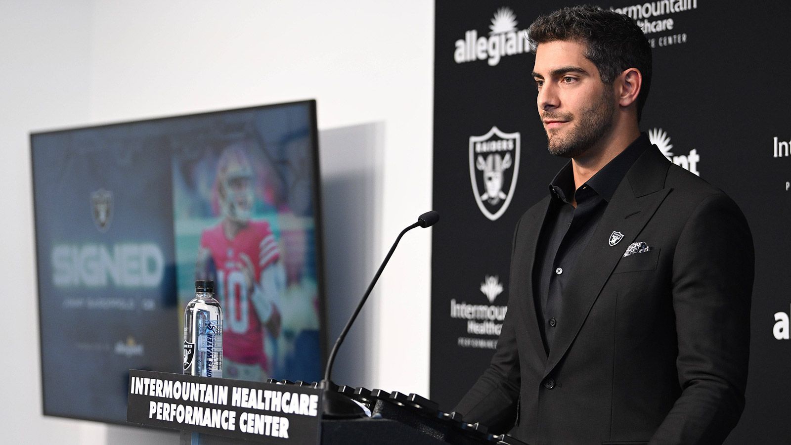 
                <strong>13. Jimmy Garoppolo (Las Vegas Raiders)</strong><br>
                &#x2022; Cap Hit 2023: 16.300.000 Dollar<br>
              