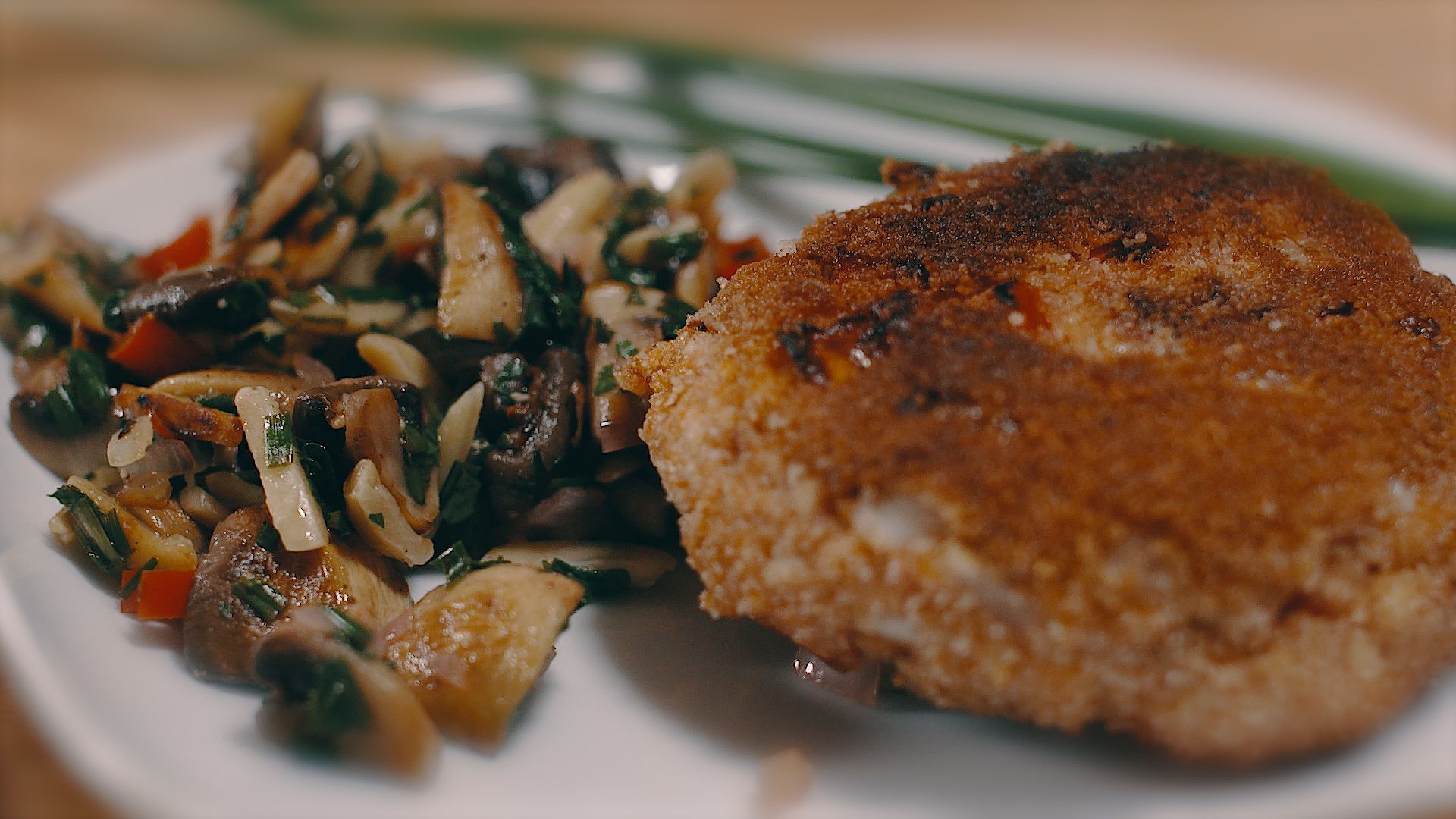 Würzige Tofubuletten mit scharfem Champignonsalat