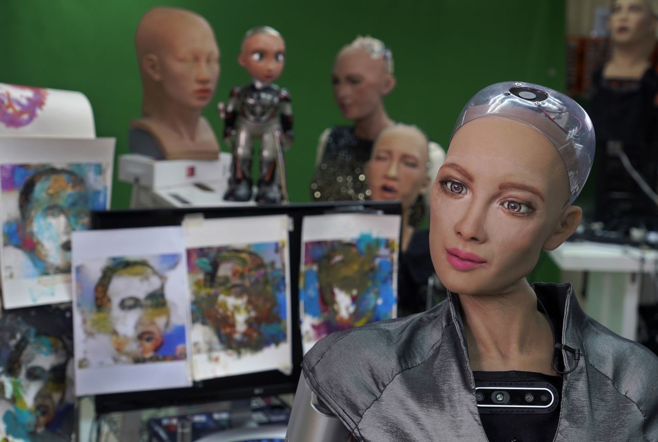 Der humanoide Roboter Sophia hat die saudi-arabische Staatsbürgerschaft und trat sogar schon bei der UN auf. Sophia besitzt Künstliche Intelligenz, kann auf bestimmte Fragen antworten und sich (begrenzt) unterhalten. Hersteller  Hanson Robotics will Sophia als Massenproduktion auf den Markt bringen. 