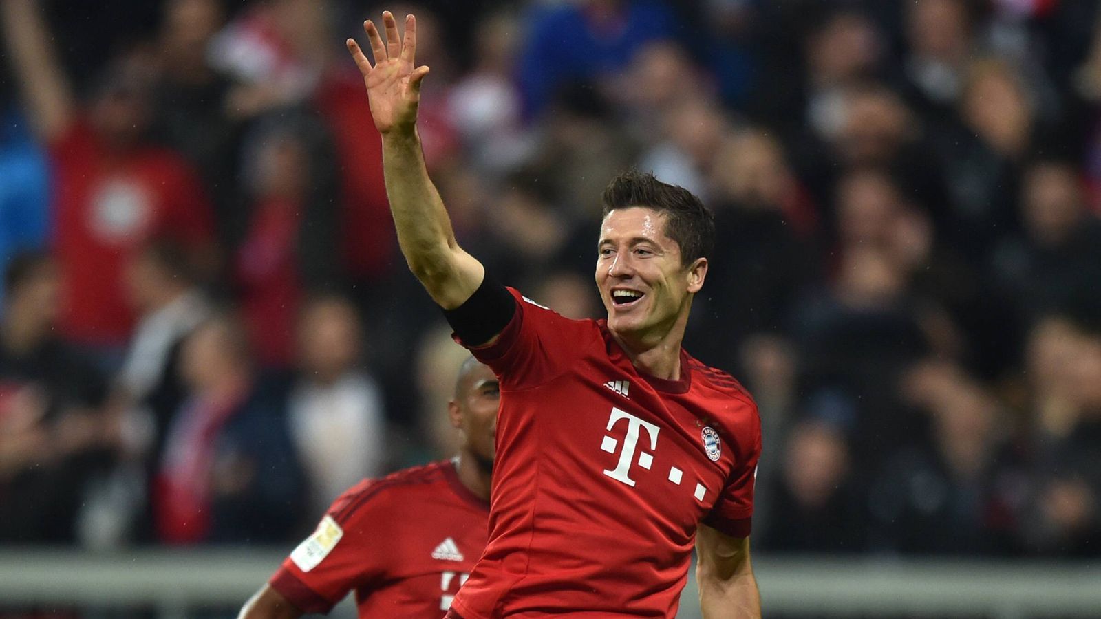 
                <strong>Lewandowskis Fünferpack gegen Wolfsburg</strong><br>
                Die Lewandowski-Show am 22. September 2015 - ein historischer Moment. Im Alleingang schoss Bayern-Stürmer Robert Lewandowski den VfL Wolfsburg ab. 5:1 heißt am Ende das Ergebnis im Duell "Lewandowski gegen die Wölfe". Als Einwechselspieler knipste der Pole fünf Tore in gut neun Minuten. Damit knackte er gleich drei Bundesliga-Rekorde: schnellster Hattrick (3:22 Minuten), schnellster Viererpack (sieben Minuten), und schnellster Fünferpack. Am 17. Spieltag der Saison 2021/2022 hat er die nächste Chance gegen die "Wölfe" - FC Bayern vs. VfL Wolfsburg, am 17.12. ab 19 Uhr LIVE in SAT.1!
              