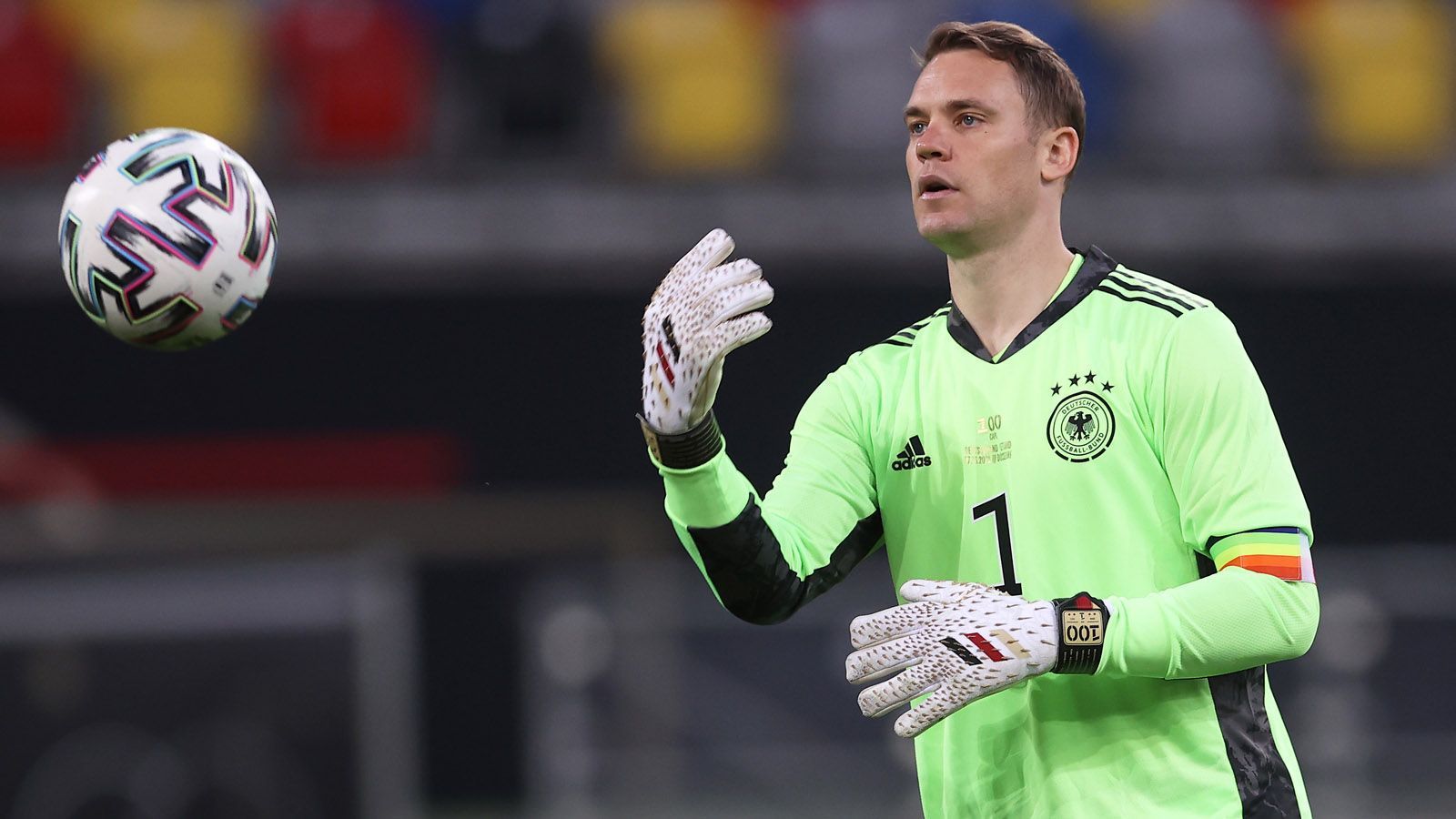 
                <strong>Manuel Neuer</strong><br>
                Gut, über diese Position würde wohl niemand diskutieren. Neuer ist die Benchmark, was Torhüter betrifft. Nicht nur in der deutschen Nationalmannschaft.
              