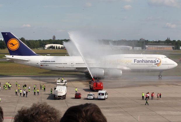 
                <strong>Kalte Dusche für den "Siegerflieger"</strong><br>
                Der "Siegerflieger" bekommt eine kalte Dusche.
              