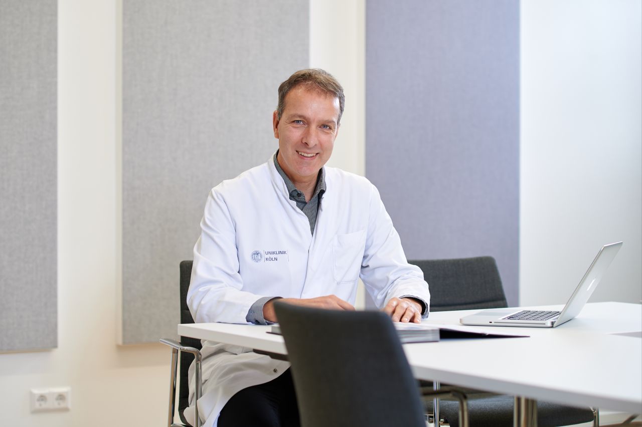 Prof. Dr. Jörg Dötsch ist der Direktor der Klinik und Poliklinik für Kinder- und Jugendmedizin in Köln. Er ist wie Professor Berner ein Fachmann für Fragen rund um die Impfung von Kindern und Jugendlichen.