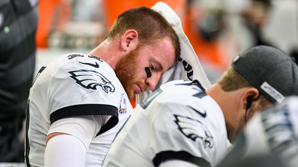 
                <strong>Carson Wentz wurde von den Eagles auf die Bank verbannt</strong><br>
                Nach seiner bisher schlechtesten NFL-Saison und einem historischen Abfall seiner Leistungen wurde Quarterback Carson Wentz von Eagles-Head-Coach Doug Pederson auf die Bank verbannt - stattdessen wird in Woche 14 Rookie Jalen Hurts als Starter auf dem Feld stehen. Bereits 2019 hatte Philly den Vertrag des Nummer-2-Picks von 2016 vorzeitig um vier Jahre verlängert, mit einem garantierten Gehalt von fast 108 Millionen US-Dollar - damals ein neuer NFL-Rekord. Inzwischen wird ein Abgang des Spielmachers immer wahrscheinlicher. Doch welche Teams kämen überhaupt in Frage? "The Athletic" hat einen Ausblick gewagt, den ran.de vorstellt.
              