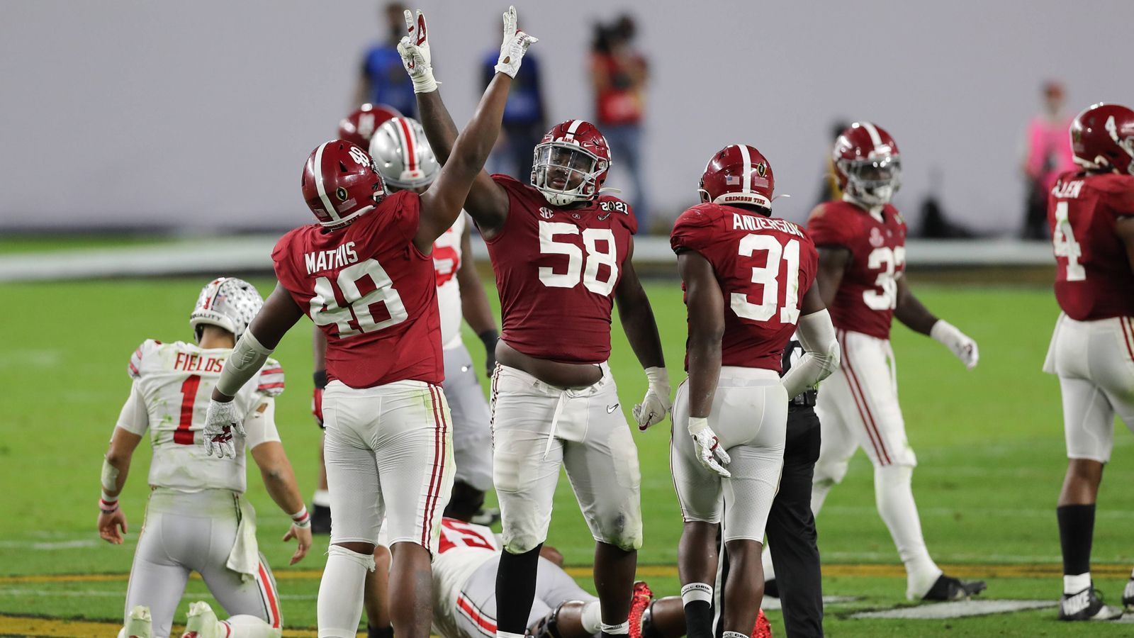 
                <strong>Alabama Crimson Tide</strong><br>
                Als Prunkstück der Defense gelten die Linebacker wie Will Anderson und Christopher Allen, die den gegnerischen Quarterback unter Druck setzen. Auf der Position des Cornerbacks ist Alabama ordentlich besetzt, wenngleich niemand Patrick Surtain II (Denver Broncos) ersetzen kann. Head Coach Nick Saban führte Alabama alleine in den vergangenen sechs Spielzeiten zu drei nationalen Meisterschaften. Er ist also ein Spezialist darin, immer wieder eine titelwürdige Mannschaft aufzustellen. Dies könnte ihm auch 2021 gelingen.
              