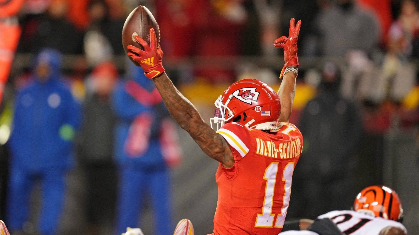 
                <strong>Gewinner: Marquez Valdes-Scantling (Kansas City Chiefs)</strong><br>
                Nach vier Jahren bei den Green Bay Packers wechselte der Wide Receiver vor der Saison zu den Chiefs. Und dieser Move hat sich ausgezahlt. So steht er nicht nur erstmals in seiner Karriere im Super Bowl, er hatte daran auch noch entscheidenden Anteil. Ein Passempfänger nach dem anderen fiel bei den Chiefs aus, MVS war dementsprechend gefordert. Neben Offensiv-Waffe Nummer 1 - Tight End Travis Kelce - zeigte er sich als verlässliche Anspielstation. Sechs Catches für 116 Yards und einen Touchdown konnte er zum Erfolg des Teams beisteuern.
              