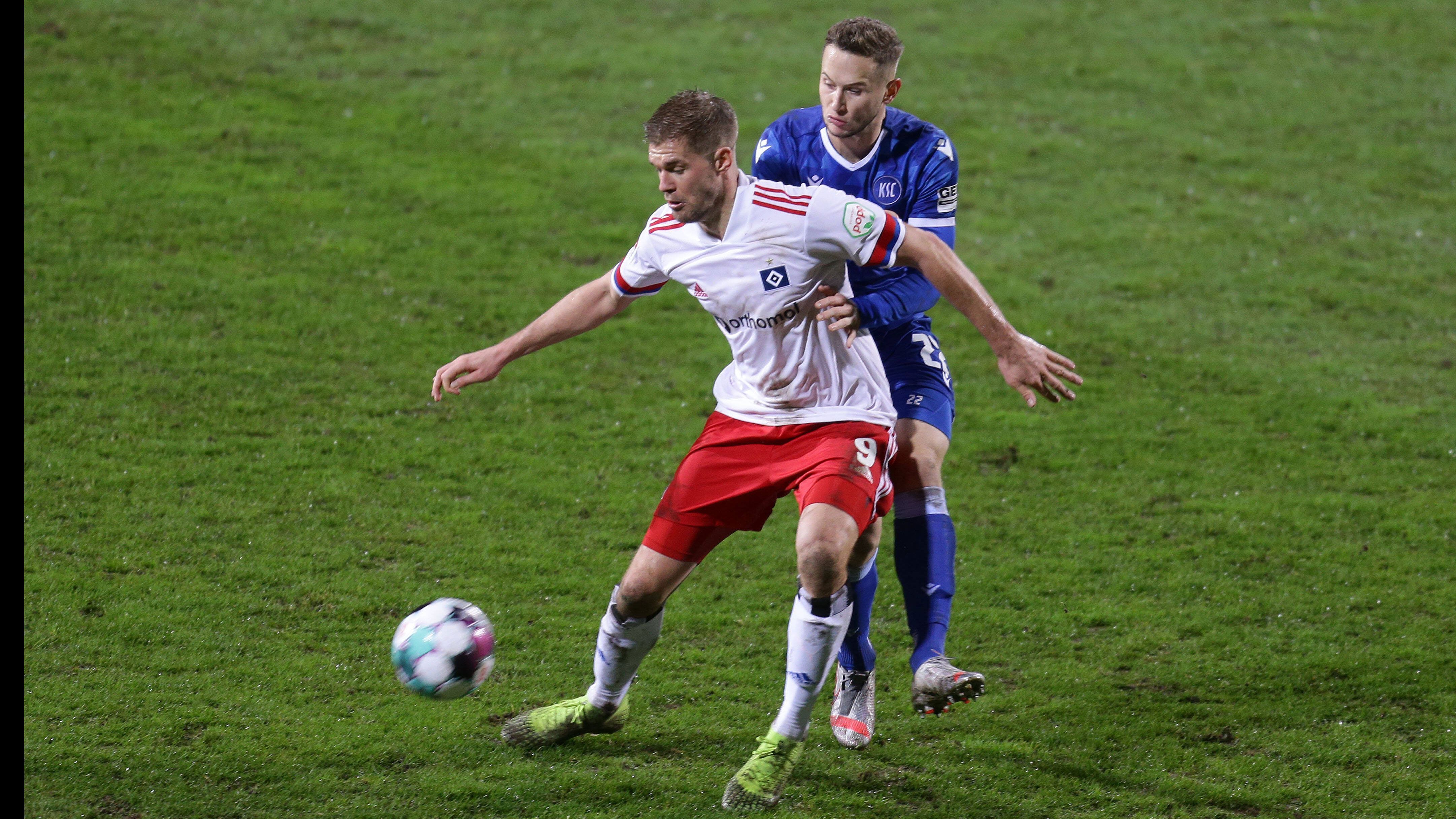 
                <strong>Hamburger SV 2020 - 2021, 31 Spiele, 21 Tore</strong><br>
                Ob der HSV überhaupt eine Comfort Zone sein kann, kann man sicherlich hinterfragen. Für Terodde spielt das aber keine Rolle und er liefert weiter ab. Ob er den Hamburgern zum Aufstieg in die Bundesliga verhelfen kann bleibt zwar abzuwarten, aber 21 Tore in bisher 31 Partien sprechen wieder mal eine deutliche Sprache. Drei Spiele vor Saisonende steht der HSV auf Platz vier der Liga, einen Punkt hinter Holstein Kiel. Die Kieler haben durch ihre Corona-Zwangspause aber zwei Partien weniger bestritten und sind damit in einer deutlich besseren Position im Rennen um Platz 3.
              