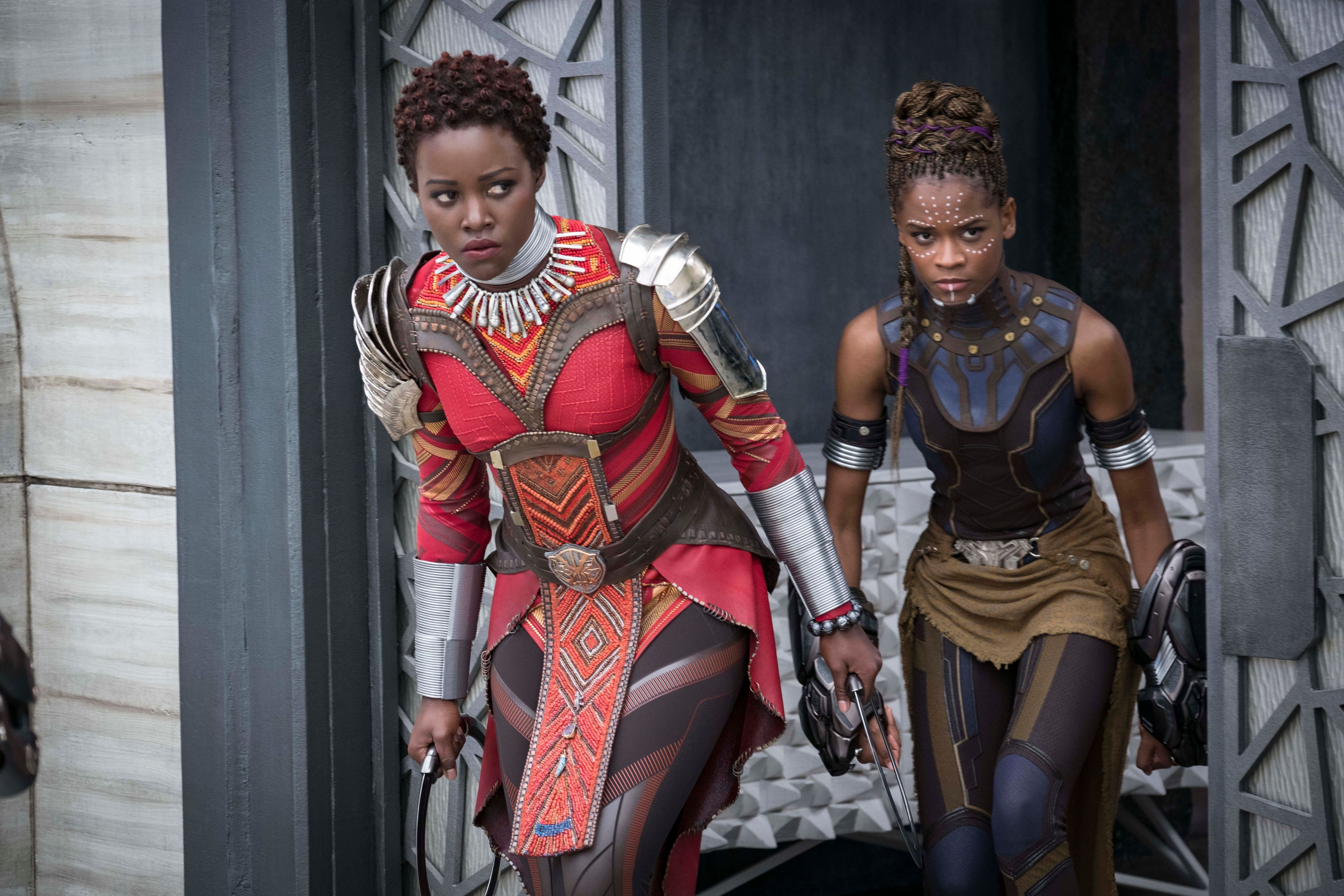 So viel geballte Frauenpower sah man in der Filmwelt zuvor viel zu selten: Nakia, Shuri und Okoye stehlen dem Titelhelden des Marvel-Krachers "Black Panther" (2018) in wirklich jeder Szene die Show. Sie sind nicht nur furchtlose Kriegerinnen, sondern auch brillante Strateginnen und echte Tech-Genies. Von dieser Sorte brauchen wir mehr auf der großen Leinwand!

