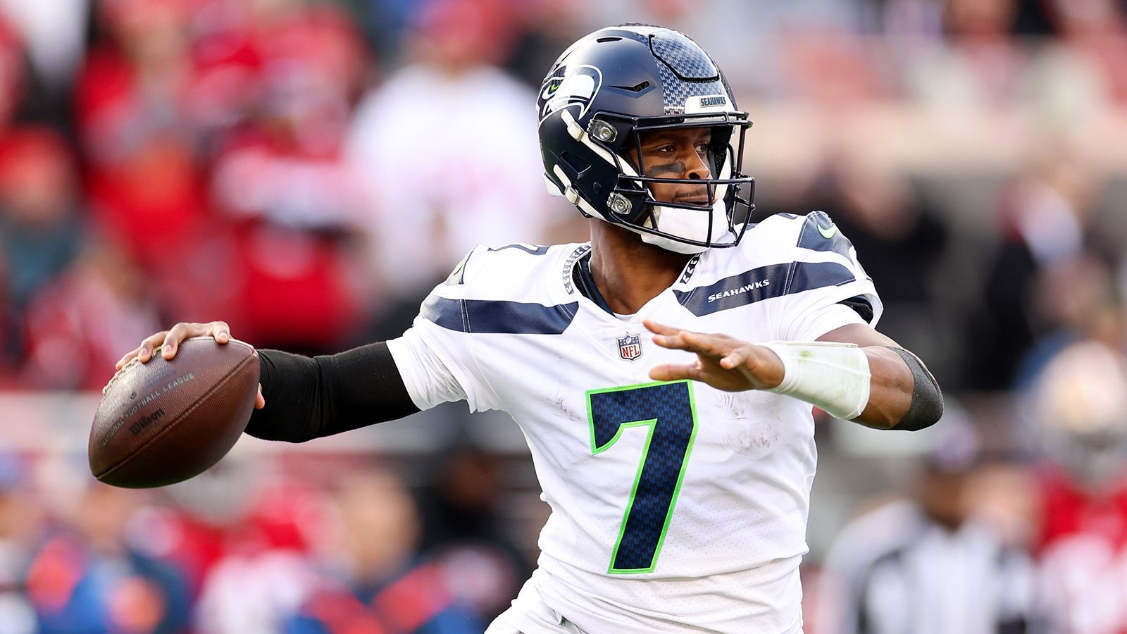 
                <strong>Geno Smith (33 Jahre, zuletzt bei den Seattle Seahawks)</strong><br>
                Nach einem fulminanten Saisonstart, mit dem sich Geno Smith gar in die MVP-Konversation spielte, flachte die steile Formkurve des Routiniers ab der Saisonhälfte etwas ab. Dies soll keinesfalls seinen Erfolg und seinen Aufstieg vom Backup zur eventuellen Franchise-Figur schmälern, zeigt aber auch, dass die Stichprobe von Smith als guter Starter noch vergleichsweise klein ist. Allerdings zeigte er in der letzten Saison viele Fähigkeiten, die vermuten lassen, dass er das Niveau halten kann. Smith dirigierte die Offensive gut aus der Pocket heraus, sammelte reihenweise beeindruckende Würfe und brach unter Druck nicht ein. Am Ende der Saison stand er bei 4535 Passing Yards, 32 Touchdowns und zwölf Interceptions. 
              