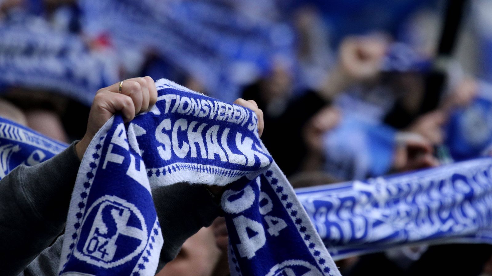 
                <strong>Shitstorm und Entschuldigung</strong><br>
                Zurückrudern und entschuldigen war nach einem formidablen Shitstorm angesagt. "In den Anschreiben an Fans und dem darin aufgeführten 'Härtefallantrag' hat Schalke 04 unpersönliche und wenig empathische Formulierungen verwendet – dafür entschuldigen sich der Verein und die Mitarbeiter des Service Centers bei allen Fans in aller Form", hieß es. Das hätte man besser formulieren können und müssen, so die Einsicht. S04 versprach, dass "jeder Antrag von Fans, die aus wirtschaftlichen Gründen auf eine sofortige Rückerstattung des Ticketpreises angewiesen sind, wohlwollend bearbeitet wird". Es werde niemand Belege einreichen müssen, und es werde selbstverständlich niemand "kontrolliert", hieß es weiter.
              