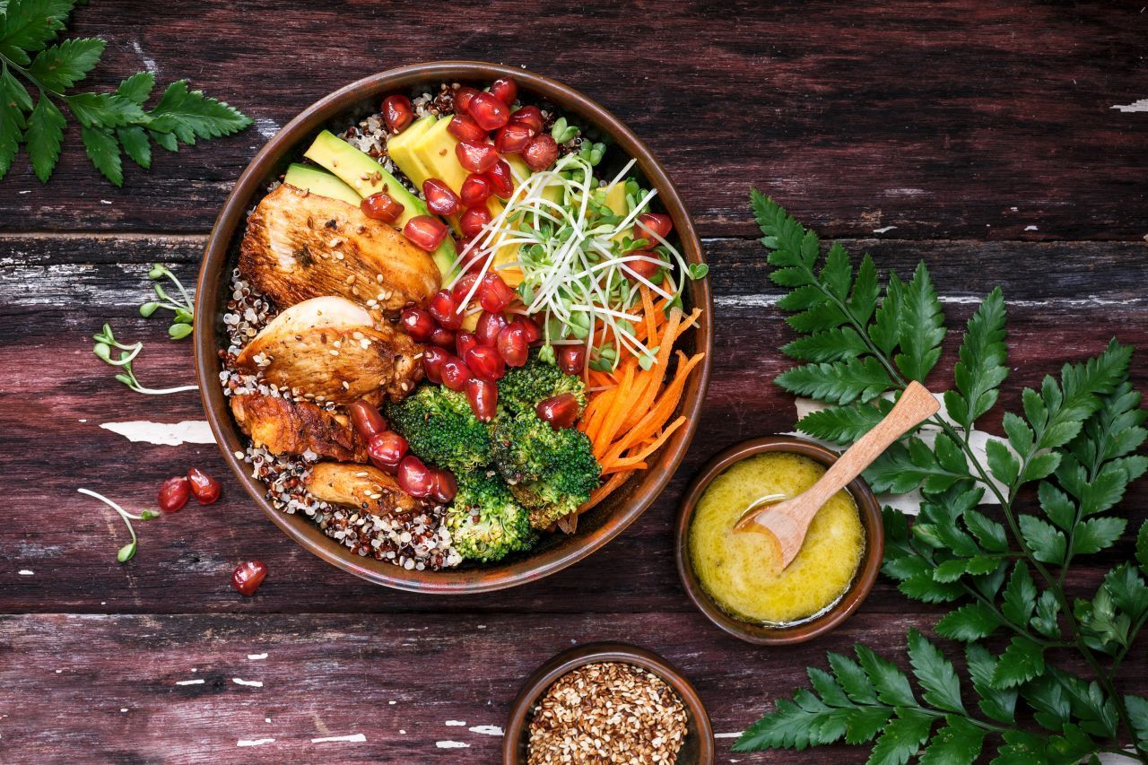 Lecker und gesund: Bowl mit Quinoa, Brokkoli, Karotten, Hähnchen und Granatapfel-Kernen.