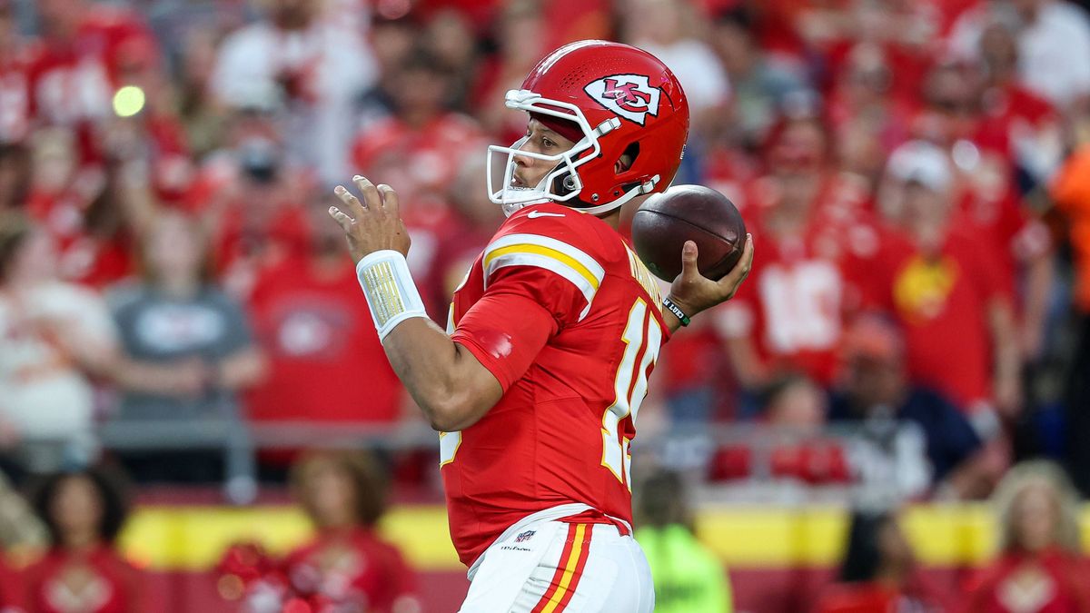 August 22, 2025: Kansas City Chiefs quarterback Patrick Mahomes (15) throws a pass during an NFL, American Football Herren, USA preseason football game against the Chicago Bears at GEHA Field at Ar...