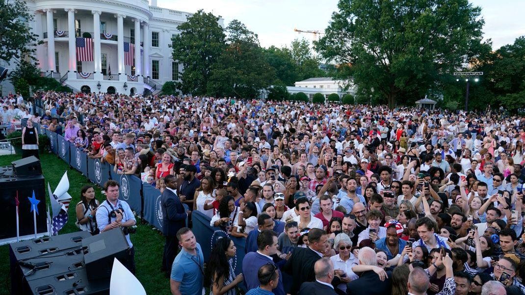 USA, Washington: Präsident Joe Biden (unten rechts) begrüßt die Menge vor dem Weißen Haus im Rahmen der Feierlichkeiten zum Unabhängigkeitstag (Independence Day).&nbsp;