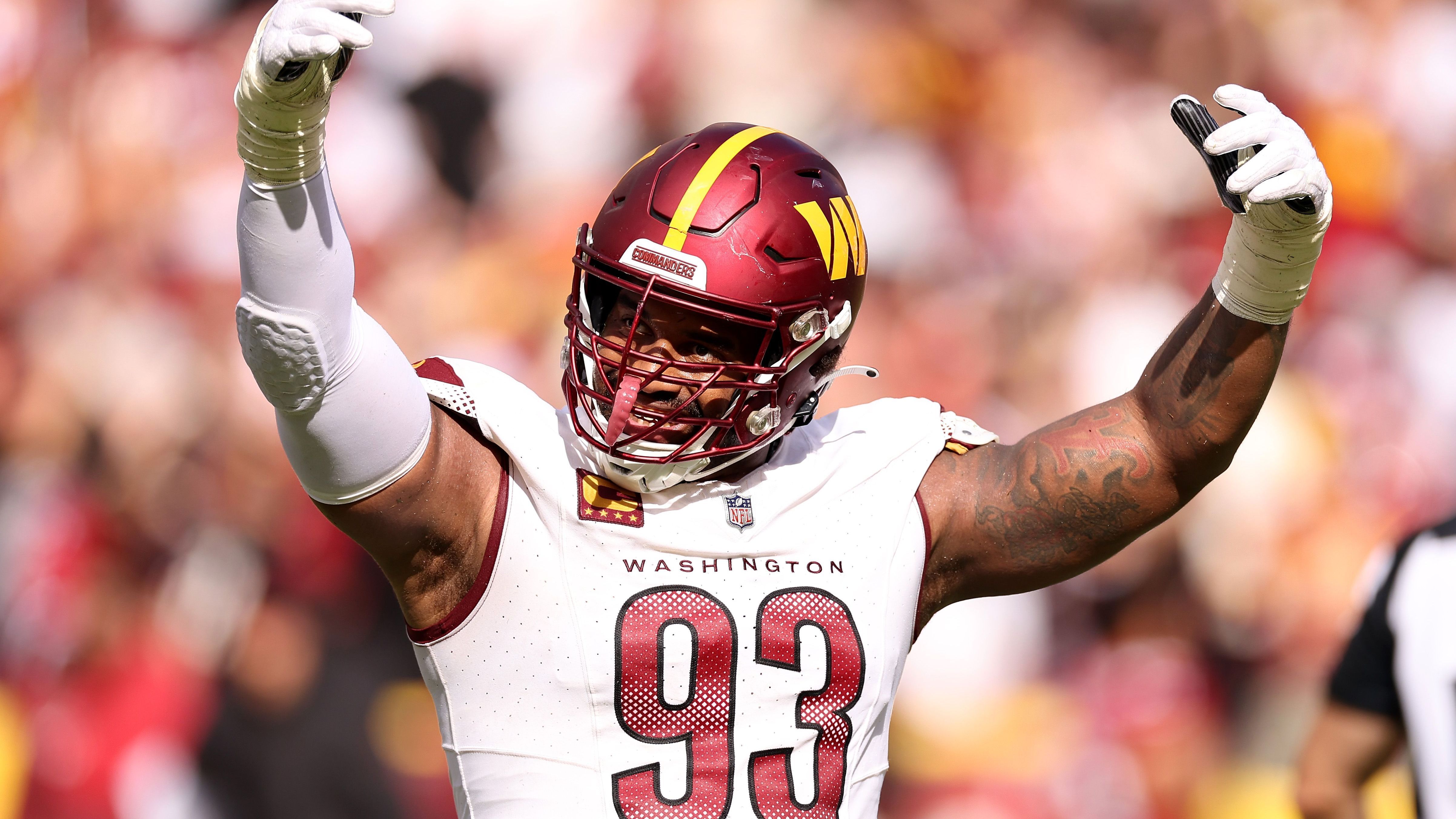 <strong>Jonathan Allen (Washington Commanders)</strong><br>Er darf gehen, wenn er möchte! Die Washington Commanders haben ihrem Star-Defensive-End Jonathan Allen eine Trade-Freigabe gewährt. Der 30-Jährige steht seit 2017 bei der Franchise aus der NFC East unter Vertrag und wurde bereits in zwei Pro Bowls gewählt. Allerdings war Allen zuletzt länger verletzt und schlägt in der kommenden Saison mit einem Cap-Hit von 22,47 Millionen Dollar gegen den Salary Cap. Ein Wechsel würde für Washington knapp 17 Millionen Dollar Cap Space freiräumen.