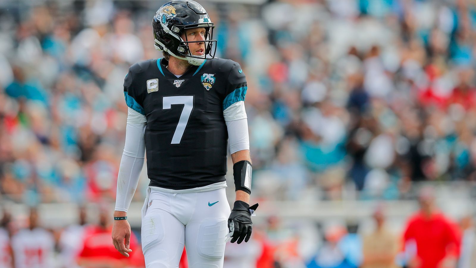 
                <strong>Verlierer: Nick Foles</strong><br>
                Sind Nick Foles Tage bei den Jacksonville Jaguars bereits gezählt? Der Quarterback erlebte bei der 11:28-Pleite gegen die Tampa Bay Buccaneers einen rabenschwarzen Tag. Foles verlor in seinen ersten drei Drives jeweils den Ball und musste zur Pause für Rookie Gardner Minshew Platz machen. Wie Head Coach Doug Marrone am Montag verkündete, wird auch am Sonntag Minshew die Jaguars gegen die Los Angeles Chargers aufs Feld führen. Fraglich, ob Foles jemals wieder für Jacksonville auflaufen wird.
              