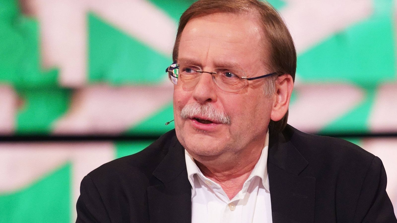 
                <strong>Rainer Koch (DFB-Co-Interims-Präsident)</strong><br>
                "Wir sind traurig, von dieser Ikone unseres Sports Abschied nehmen zu müssen und mit den Gedanken bei seiner Familie und seinen Angehörigen. Was bleibt ist die Erinnerung an einen großartigen Fußballspieler und die Dankbarkeit von ganz Fußballdeutschland für unglaublich viele großartige Tore und ganz besonders den für immer unvergesslich bleibenden Siegtreffer zum 2:1 im Finale der Fußball-Weltmeisterschaft 1974 in München gegen die Niederlande."
              