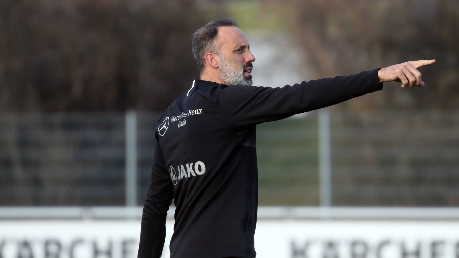 
                <strong>VfB Stuttgart (Dritter, 31 Punkte)</strong><br>
                Vorbereitung: Die Winterpause war so wechselhaft wie die Hinrunde. Nach der Entlassung von Tim Walter im Dezember hat der VfB einen neuen Trainer. Pellegrino Matarazzo, der vorher Co-Trainer beim Erstligisten 1899 Hoffenheim war, soll die Truppe wieder in die Bundesliga führen. Aber: Mittelfeldspieler Santiago Ascacibar ging zum Bundesligisten Hertha BSC, Emiliano Insua zu Los Angeles Galaxy. Flügelstürmer Darko Churlinov wurde dafür vom 1. FC Köln geholt.
              
