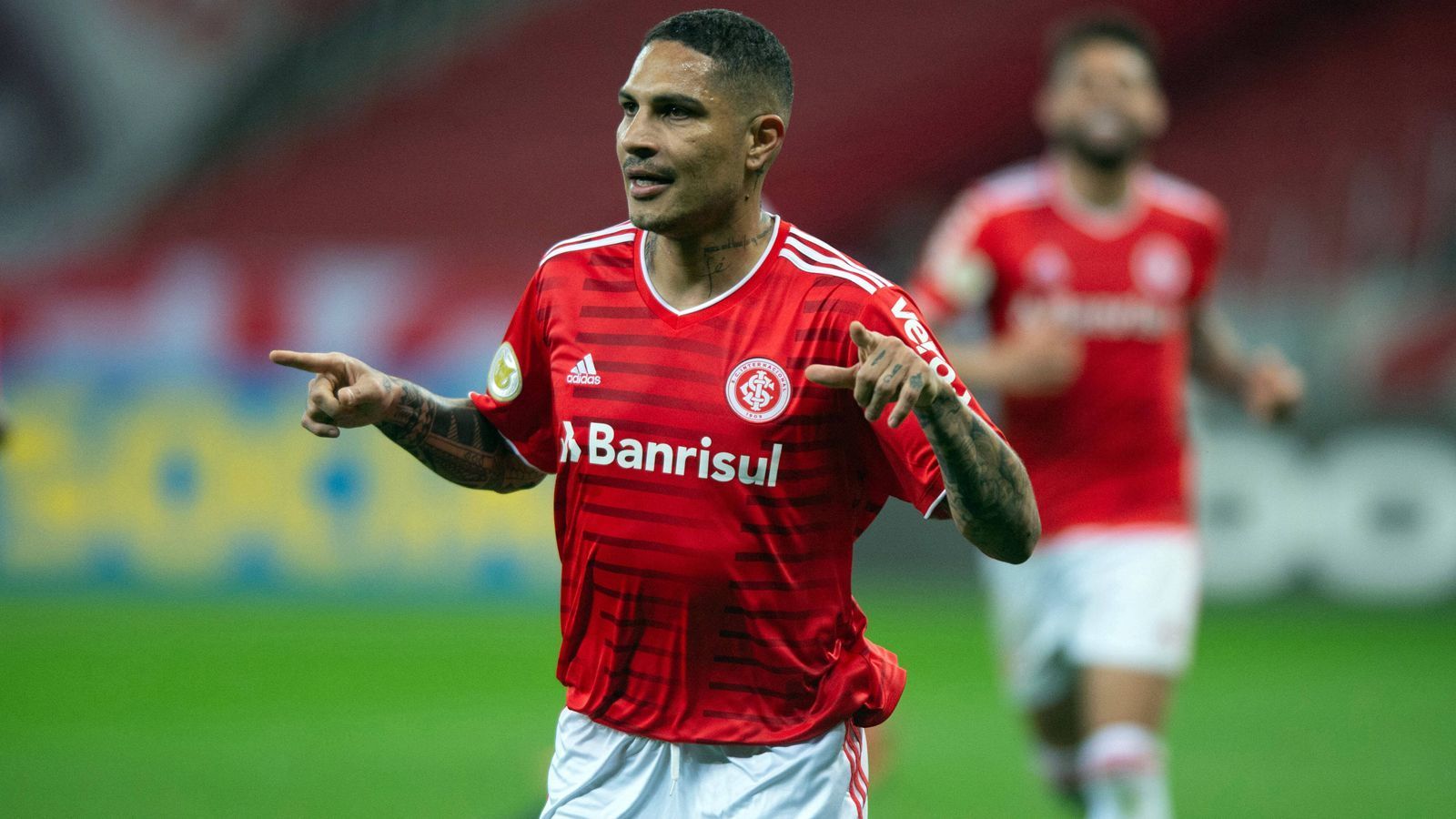 
                <strong>Paolo Guerrero (Internacional Porto Alegre)</strong><br>
                Bayern München und der Hamburger SV. So lauteten die beiden Stationen des Peruaners Paolo Guerrero während seiner Zeit in der Bundesliga. Die liegt nun aber schon recht lange zurück, endete 2012, seitdem ist der heute 37-Jährige sportlich in Brasilien beheimatet. Dort kickt er nach Corinthians und Flamengo nun mit Internacional Porto Alegre bereits für den dritten Traditionsklub. Aufgrund einer Knieverletzung verpasste der Oldie einen Großteil der laufenden Saison, kam aber kürzlich zu seinem Comeback. Bei seinem dritten Saison-Einsatz erzielte Guerrero zuletzt gegen Fluminense sein erstes Saisontor.
              