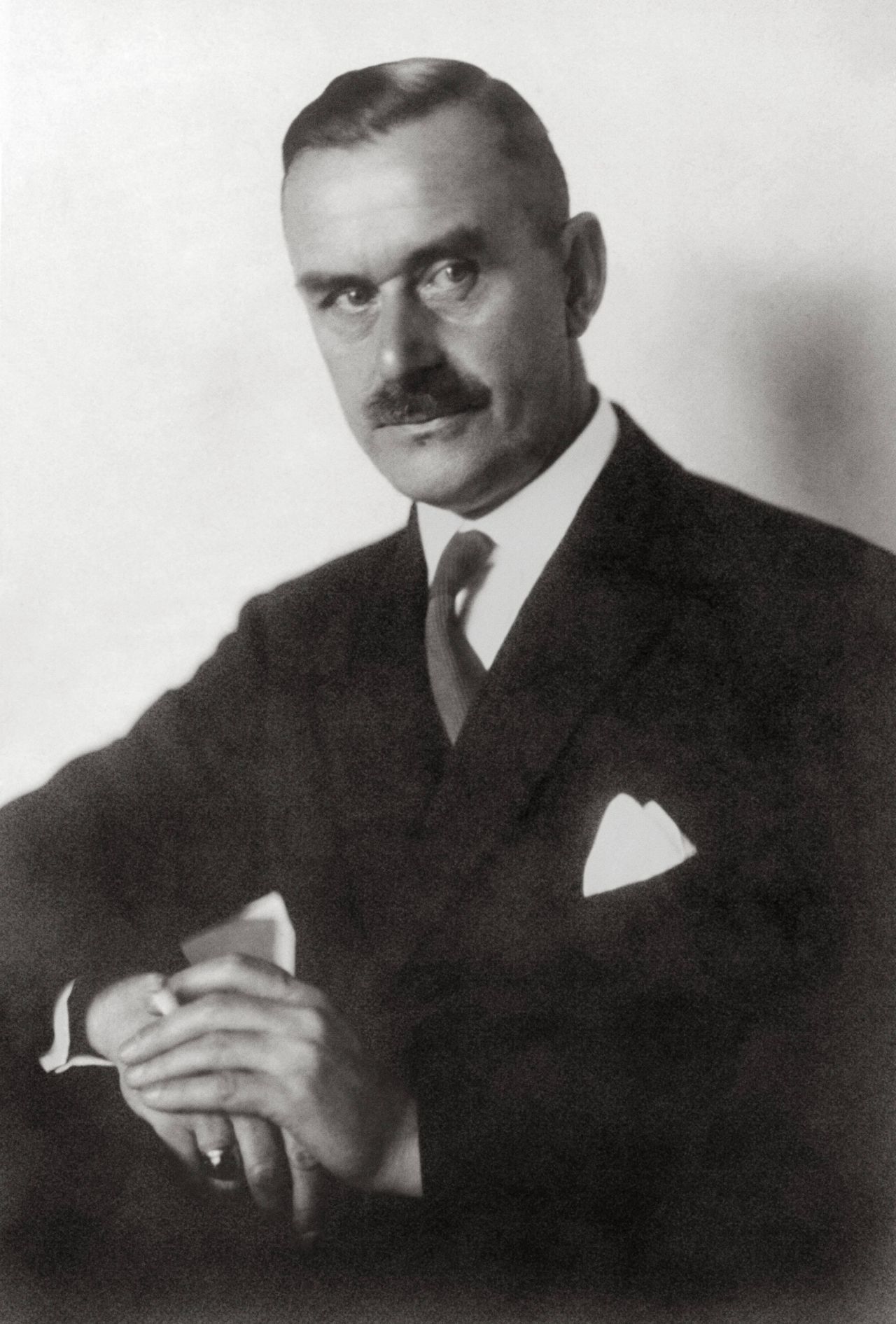 Thomas Mann (1875-1955) zählt zu den bedeutendsten Erzählern des 20. Jahrhunderts. An seinen Romanen und Novellen kommt kein Schüler vorbei. Er selbst blieb 2 Mal sitzen und verließ die Schule mit der mittleren Reife.  