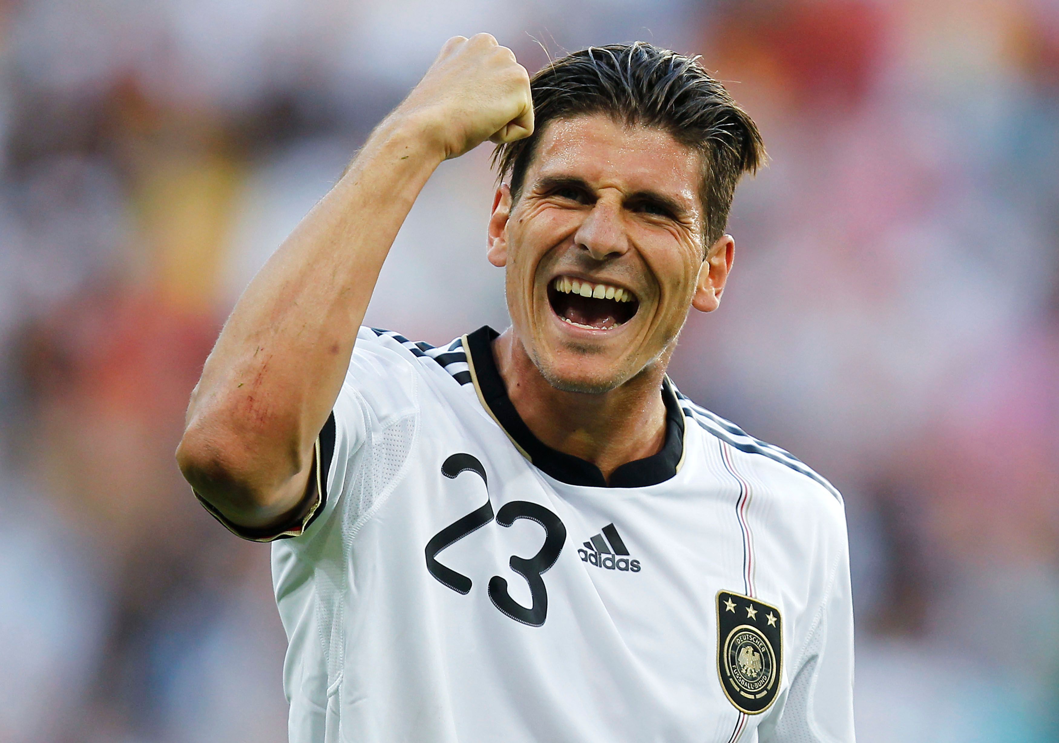 Platz 13: Mario Gomez. Er gehört zu Deutschlands erfolgreichsten EM-Torschützen. Er teilt sich den 13. Platz mit...