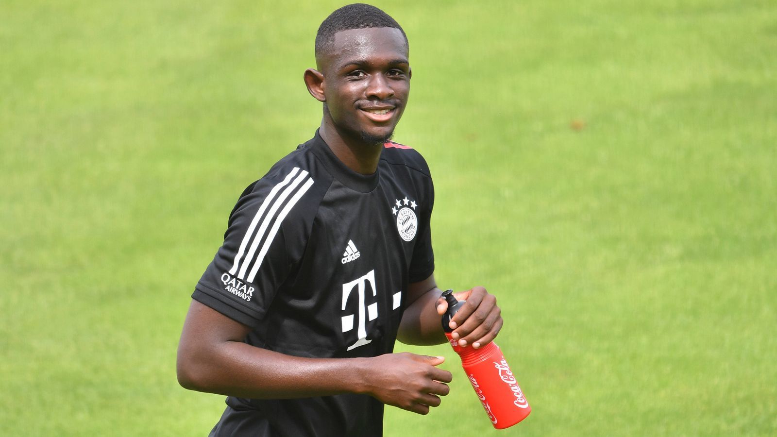 
                <strong>Tanguy Nianzou</strong><br>
                Der 18-jährige Neuzugang Tanguy Nianzou wäre zumindest mittelfristig ein möglicher Thiago-Nachfolger. Ablösefrei wechselte er in diesem Sommer von Paris Saint-Germain zum FC Bayern München. Er ist zwar ein gelernter Innenverteidiger, agierte allerdings in der 1. Liga von Frankreich auch als defensiver Mittelfeldspieler. Nianzou kann sogar offensive Akzente setzen, erzielte erst im Februar im Ligaspiel gegen Amiens SC zwei Tore.   
              