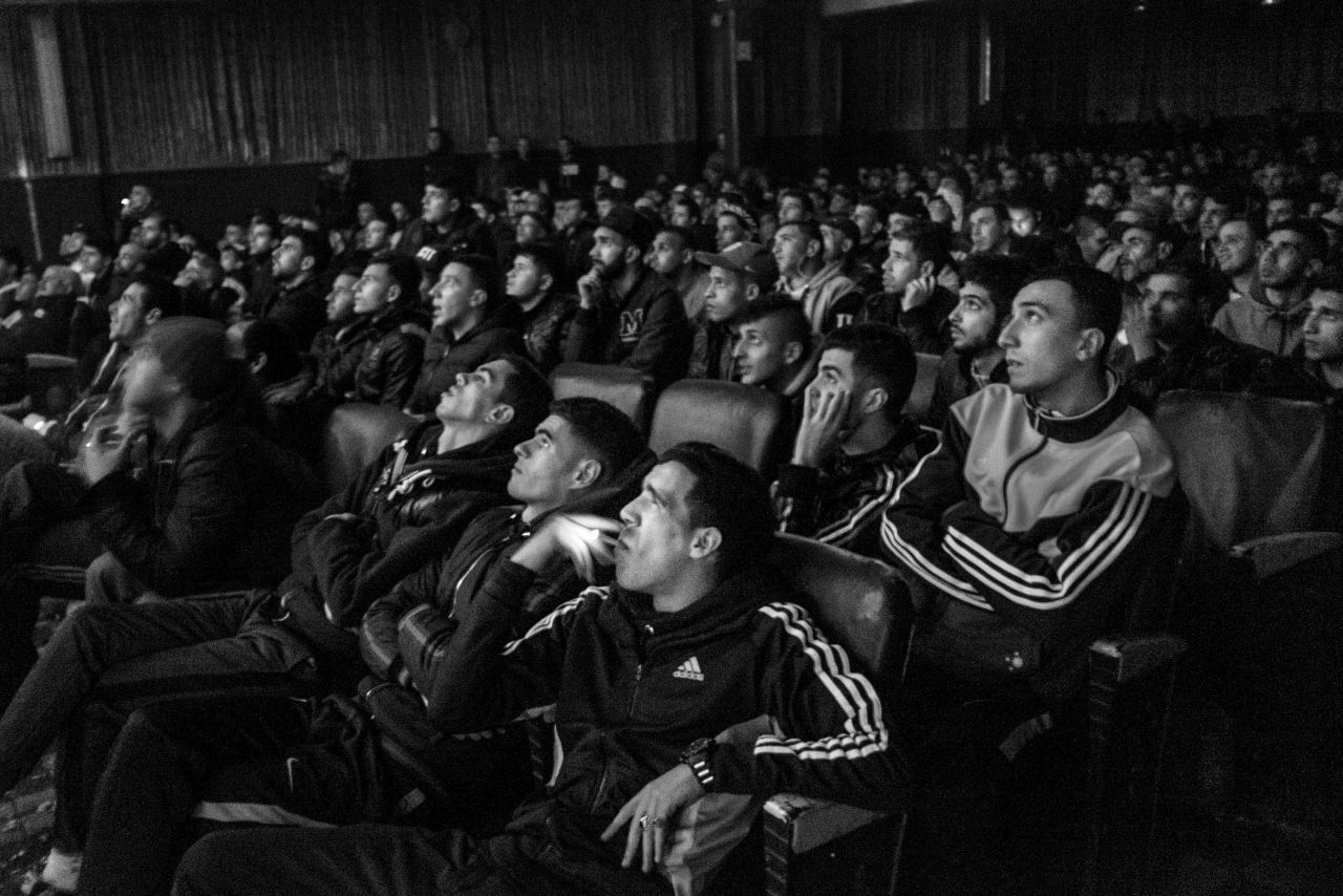 Jugendliche sehen im Kino "Olympia" in Algier ein Fußball-Spiel. Mehrmals wöchentlich werden hier Matches aus Europa gezeigt.
