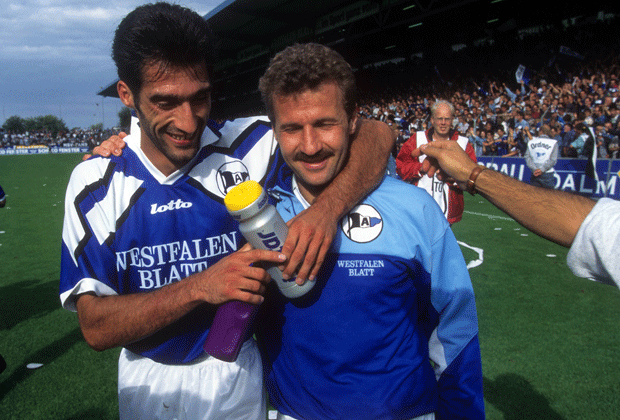 
                <strong>Arminia Bielefeld (1996)</strong><br>
                Und weiter geht's im Ein-Jahres-Rhythmus: Auch Arminia Bielefeld verlässt 1996 die 2. Liga wieder nach einem Jahr und steigt zwei Mal in Folge auf. Fritz Walter (r.) ist dabei der Top-Stürmer der Ostwestfalen.
              
