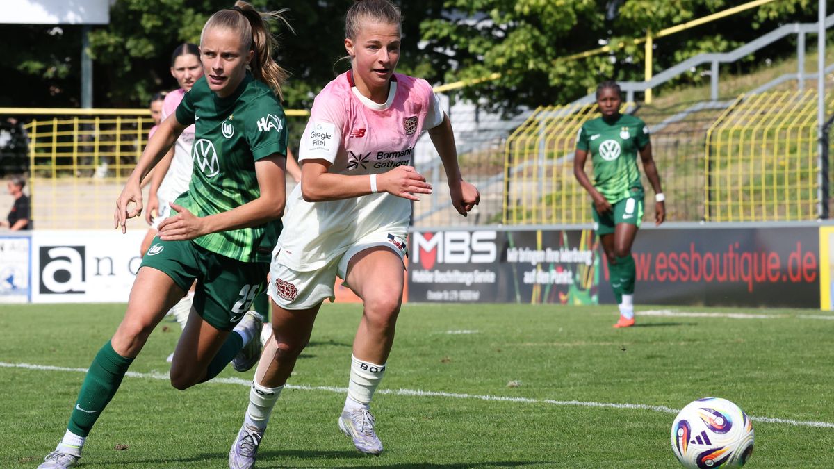 22.08.2025, Fussball, Frauen, Saison 2025 2026, Testspiel, Bayer Leverkusen - VfL Wolfsburg Kristin Kögel (Bayer Leverkusen, 11, am Ball) gegen Vivien Endemann (VfL Wolfsburg, 25) Hof Stadion Grüne...