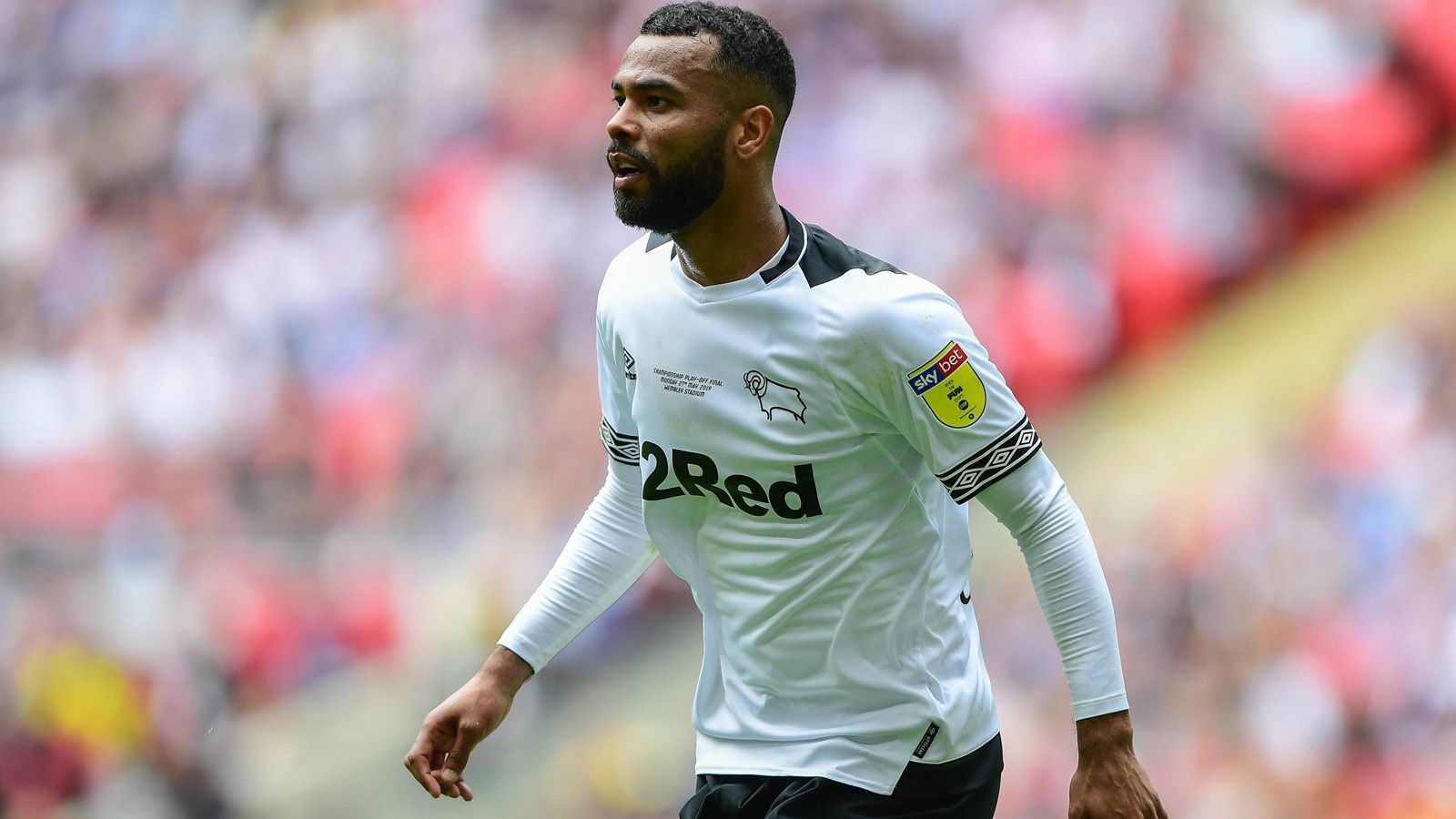 
                <strong>Ashley Cole (Derby County) </strong><br>
                Der ehemalige englische Fußball-Nationalspieler Ashley Cole beendet seine aktive Karriere. Das verkündete der 38-Jährige beim britischen TV-Sender Sky Sports News. "Nach intensiver Überlegung ist es Zeit, die Schuhe an den Nagel zu hängen", so Cole. Der Linksverteidiger absolvierte 107 Partien mit der englischen Nationalmannschaft und kam in der Premier League in 384 Spielen für die Londoner Klubs FC Arsenal und FC Chelsea zum Einsatz. Auch iin den USA war er aktiv und spielte für Los angeles Galaxy. Cole feierte in seiner Karriere drei englische Meistertitel und gewann sieben Mal den FA Cup. Zudem krönte er sich 2012 beim "Finale dahoam" in der Münchner Allianz Arena gegen den deutschen Rekordmeister Bayern München zum Champions-League-Sieger. Zuletzt stand Cole beim Zweitligisten Derby County unter Vertrag.
              