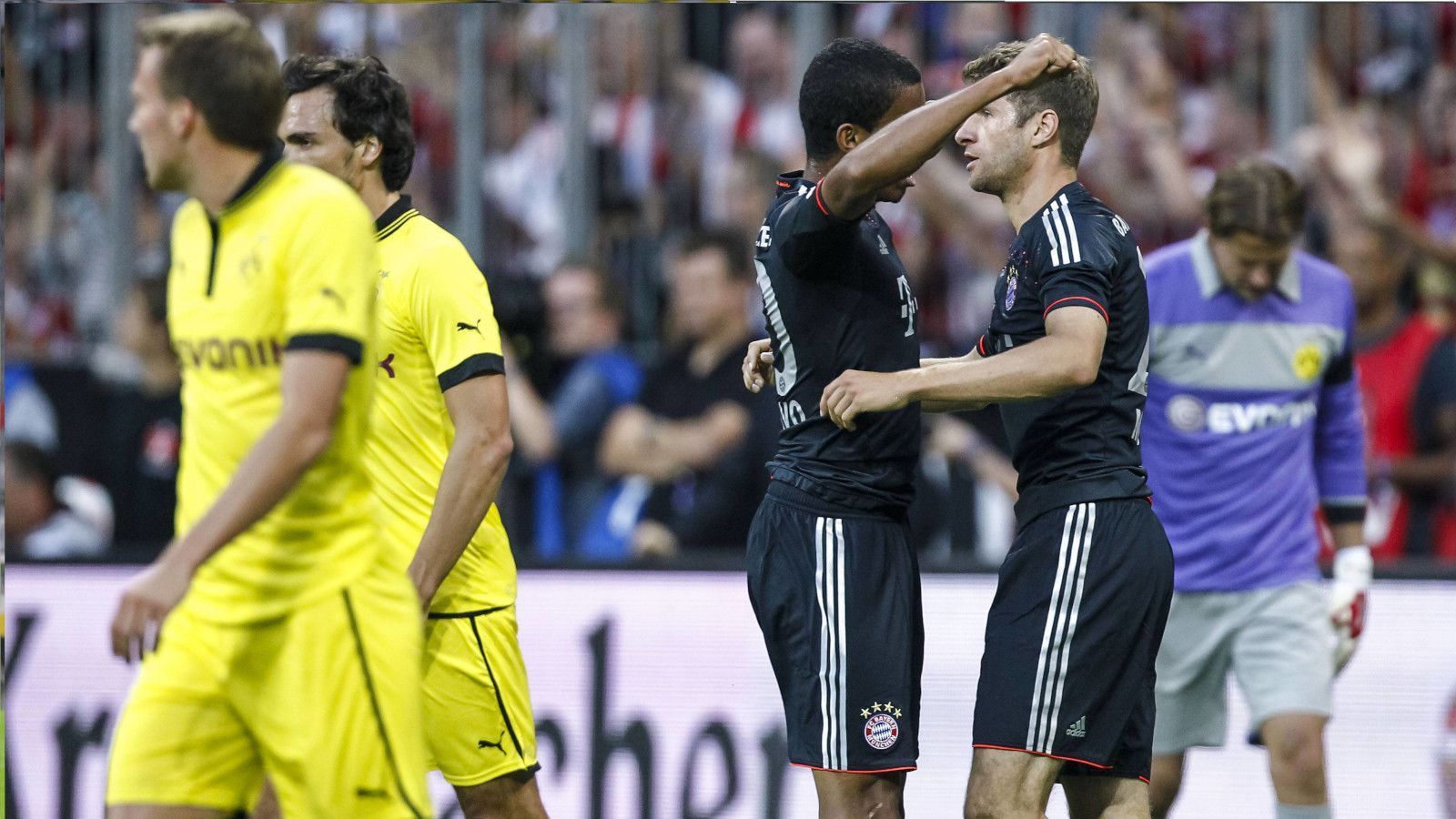 
                <strong>2012: FC Bayern München - Borussia Dortmund 2:1</strong><br>
                Der BVB wird erneut Meister und darf auch 2012 im Supercup antreten. Da die Borussen auch den Pokal gewannen, ging es in der Münchener Allianz Arena gegen Vizemeister FC Bayern. Nach elf Minuten führt der Rekordmeister durch Treffer von Mario Mandzukic und Thomas Müller bereits mit 2:0. Auch der Anschlusstreffer von Robert Lewandowski, der in der Saison zuvor den Durchbruch schaffte und 22 Saisontore erzielte, half dem BVB am Ende nicht. Schon wieder triumphieren die Bayern im Supercup. Knapp ein Jahr später sind die Münchener Triple-Sieger und haben den BVB auch im Champions-League-Finale bezwungen.
              