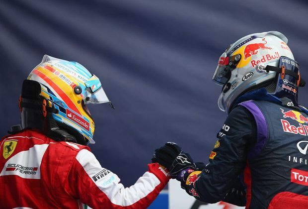 
                <strong>Shakehands</strong><br>
                Am Ende bleibt auch Fernando Alonso nur die Rolle des Gratulanten. Auch wenn der Ferrari-Pilot mit Platz zwei beim Heimrennen am Sieg schnuppert - im Kampf um den WM-Titel ist das eigentlich zu wenig
              