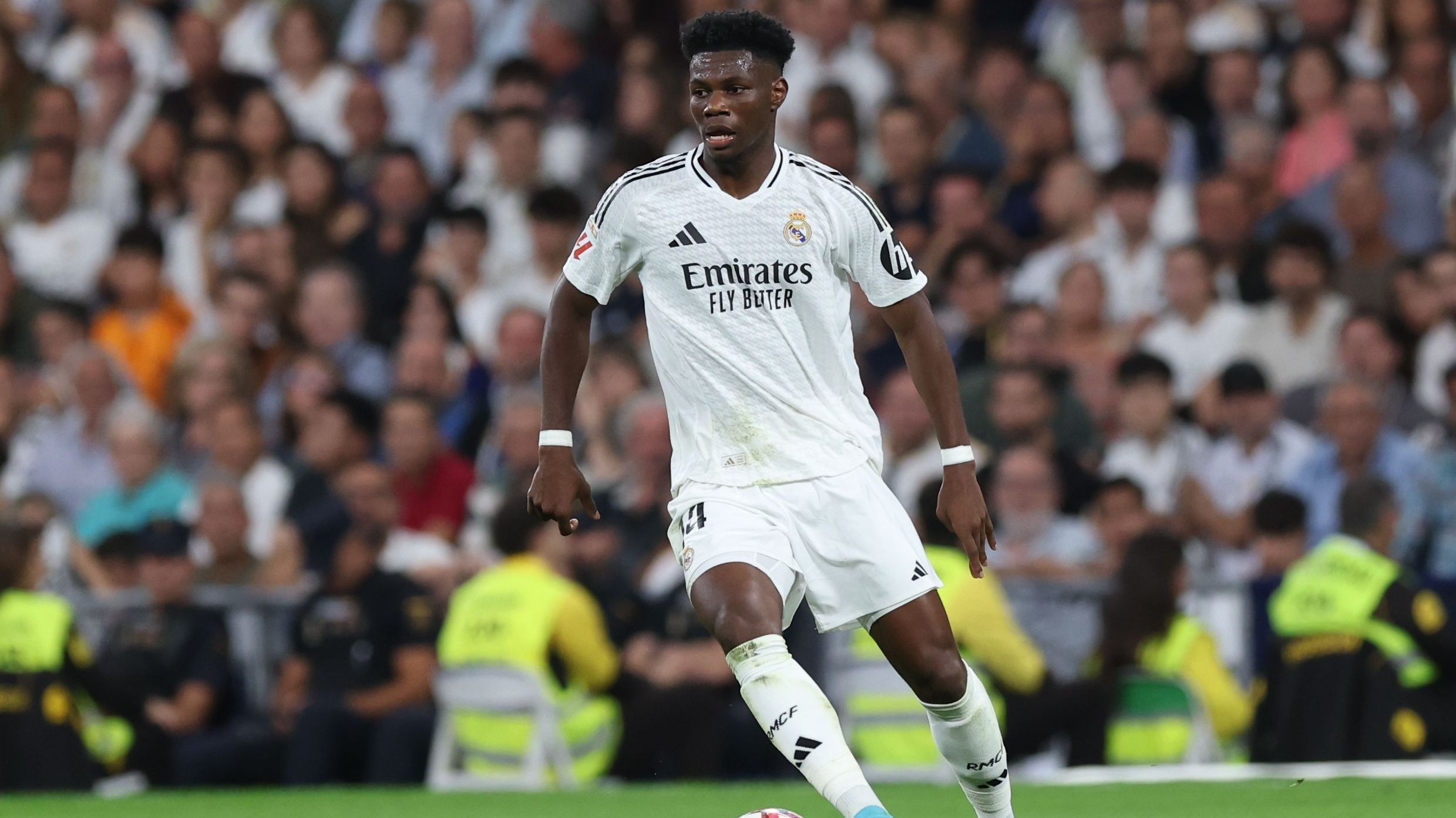 <strong>Aurelien Tchouameni (Real Madrid)</strong><br>Bei Real Madrid soll die interne Kritik an Aurelien Tchouameni zuletzt zugenommen haben, weshalb der amtierende Champions-League-Sieger den Franzosen wohl abgeben würde. Laut "Teamtalk" soll der FC Liverpool Interesse am 24-Jährigen haben. Selbst die vermeintliche Ablöseforderung im dreistelligen Millionenbereich soll die Engländer nicht abschrecken. Damit ...