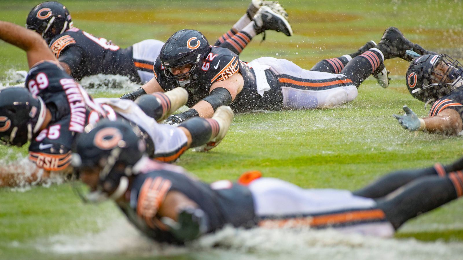 
                <strong>Gewinner: Die gesamte Franchise der Chicago Bears</strong><br>
                Was wurden nicht alles für Horrorszenarien über die Chicago Bears vor der Saison vorausgesagt. Die schlechteste Offensive Line der Liga, ein Head Coach der nicht weiß was er tut, unterdurchschnittliche Receiver und eine maximal solide Defense. Pustekuchen! Die Bears schlugen die San Francisco 49ers völlig verdient mit 19:10 und zogen dem Geheimfavoriten auf den Super Bowl den Zahn. Nach dem letzten Abknien nutzten die Bears den unter Wasser stehenden Platz für eine Rutschpartie. So kommt beziehungsweise rutscht man gerne in Woche zwei.
              