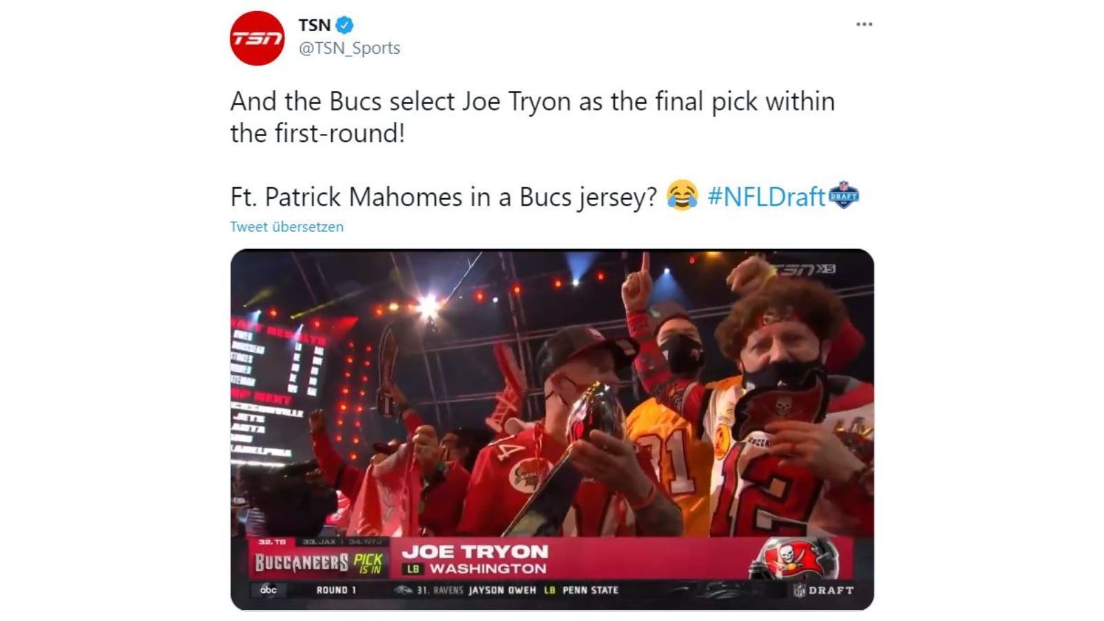 
                <strong>Patrick Mahomes als Bucs-Fan?!</strong><br>
                Traditionell darf der Super Bowl-Sieger in der 1. Runde als Letztes picken. Das waren in diesem Jahr die Tampa Bay Buccaneers. Über den Spieler selbst, Linebacker Joe Tryon, wurde relativ wenig gesprochen. Viel mehr über den Patrick Mahomes Look-Alike an der Bühne in Cleveland. In einem Tom Brady-Trikot übrigens. Wir wussten ja, dass Mahomes zu ihm aufblickt, aber das geht wohl etwas zu weit.
              