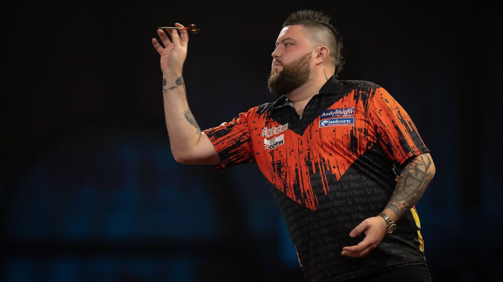 
                <strong>Platz 2: Michael Smith</strong><br>
                Aller guten Dinge sind drei. Zwei WM-Finals erreichte Michael Smith bisher, verlor jedoch beide. Nachdem der Bully Boy im vergangenen November aber mit dem Sieg beim "Grand Slam of Darts" endlich seinen Final-Fluch brechen konnte, ist der Engländer heiß auf den nächsten Titel. Bei dieser WM bewies er zudem, dass er Spiele aufholen sowie von vorne dominieren kann. Nach seinem klaren Auftaktsieg gegen Nathan Rafferty (3:0), stand er gegen Martin Schindler bereits am Rande einer Niederlage - und drehte den 1:3-Rückstand nervenstark in einen knappen Sieg. Nach einem deutlichen 4:1-Sieg im Achtelfinale gegen Joe Cullen - Smith brannte dabei ein Triple-Feuerwerk ab und warf einen Average von 103,25 - musste im Viertelfinale Stephen Bunting dran glauben. Aber: Sein Landsmann nahm dem Bully Boy gleich drei Sätze ab (5:3), der Brite, der bei der Partie unnötig Spannung aufkommen ließ, ist nicht unverwundbar. Für den selbstbewussten Gabriel Clemens dürften sich also Chancen bieten.
              