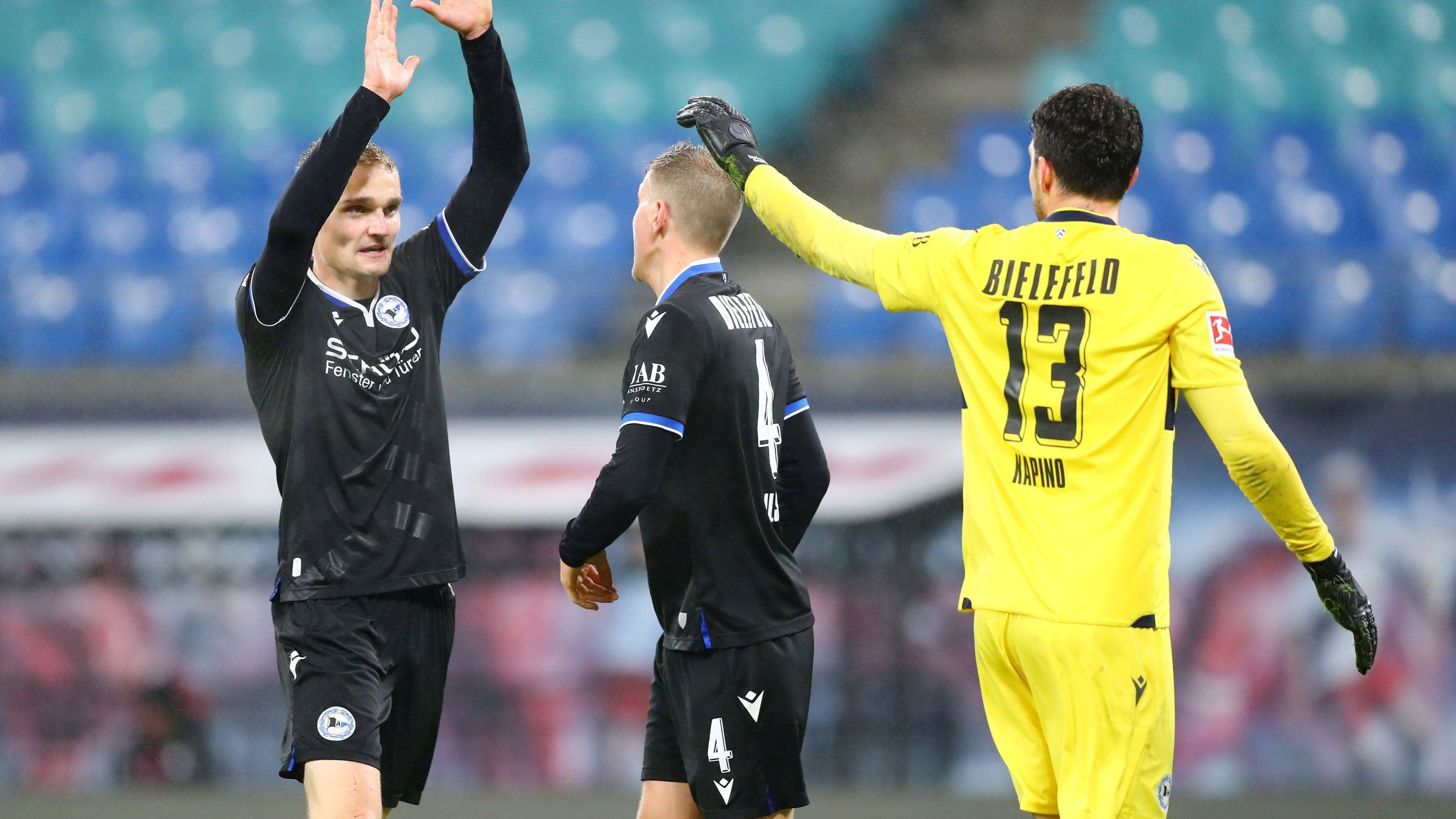 
                <strong>Arminia Bielefeld</strong><br>
                Anders als viele Konkurrenten hat die Arminia schon auf dem Transfermarkt zugeschlagen. Der vereinslose Ex-Stuttgarter Gonzalo Castro trägt künftig das Bielefelder Trikot und schließt die Lücke in der Schaltzentrale, zudem kommt der 17 Jahre junge Mittelfeldspieler Burak Ince zu den Ostwestfalen. Aufgrund der offensiven Ladehemmung könnte zudem noch ein Stürmer zur Mannschaft von Trainer Frank Kramer stoßen.&#x2022; Aktuelle Gerüchte: Enis Destan (Altinordu Izmir) -<br>&#x2022; Mögliche Abgänge: Stefan Ortega Moreno -<br>&#x2022; Bereits fixe Transfers: Gonzalo Castro (vereinslos), Burak Ince (Altinordu Izmir)<br>
              