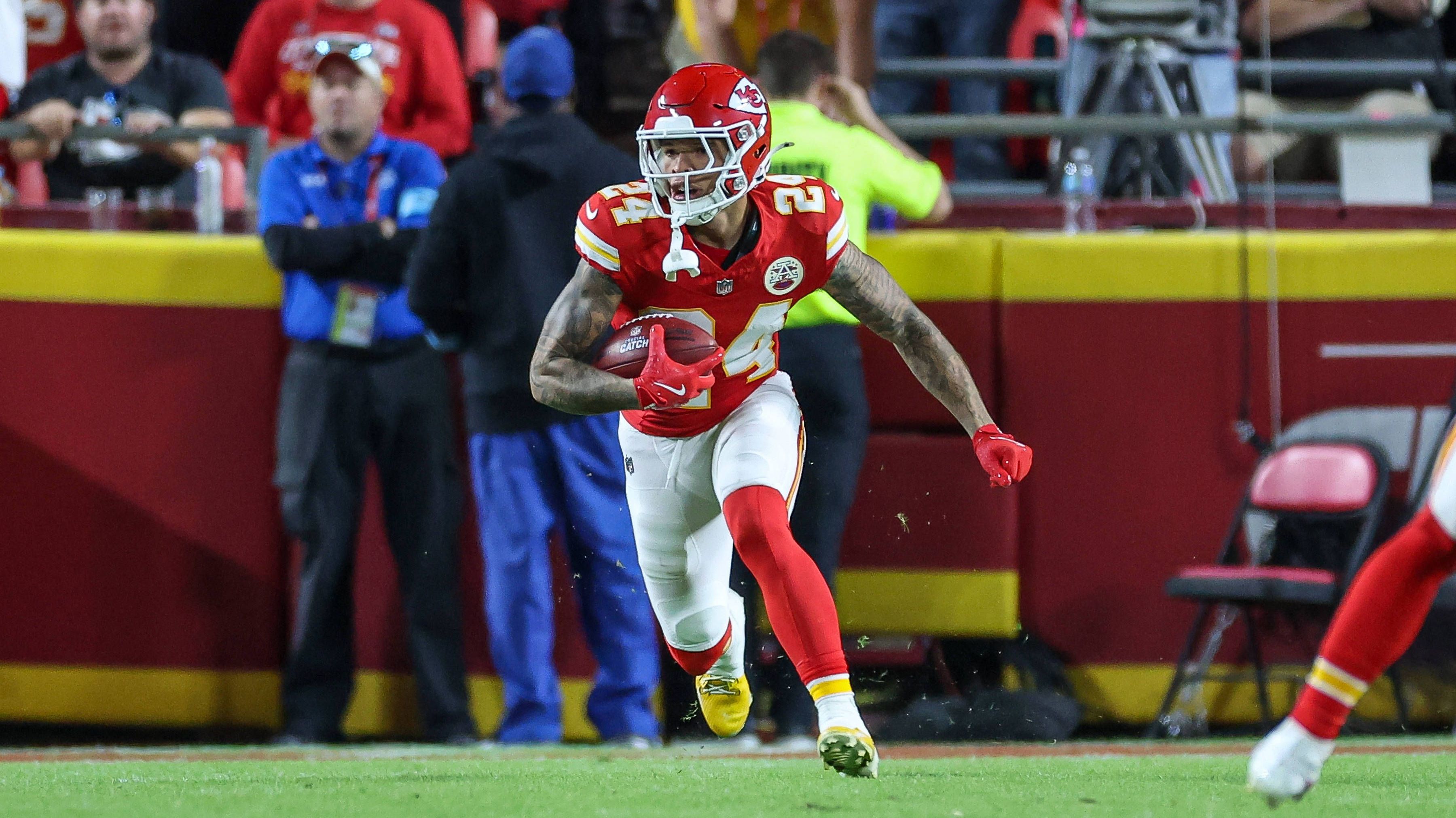 <strong>Skyy Moore (San Francisco 49ers)</strong><br>Wide Receiver Skyy Moore wechselt zu den 49ers: Wie NFL Insider Ian Rapoport berichtet, wird der frühere Zweitrundenpick zusammen mit einem Siebtrundenpick nach San Francisco getradet. Im Gegenzug erhält K.C. einen Sechstrundenpick. Moore konnte sich bei den Chiefs nie durchsetzen und verbuchte in drei Saisons 494 Receiving Yards und einen Touchdown. Nun soll er die verletzungsgeplagte Receiver-Gruppe der 49ers verstärken.